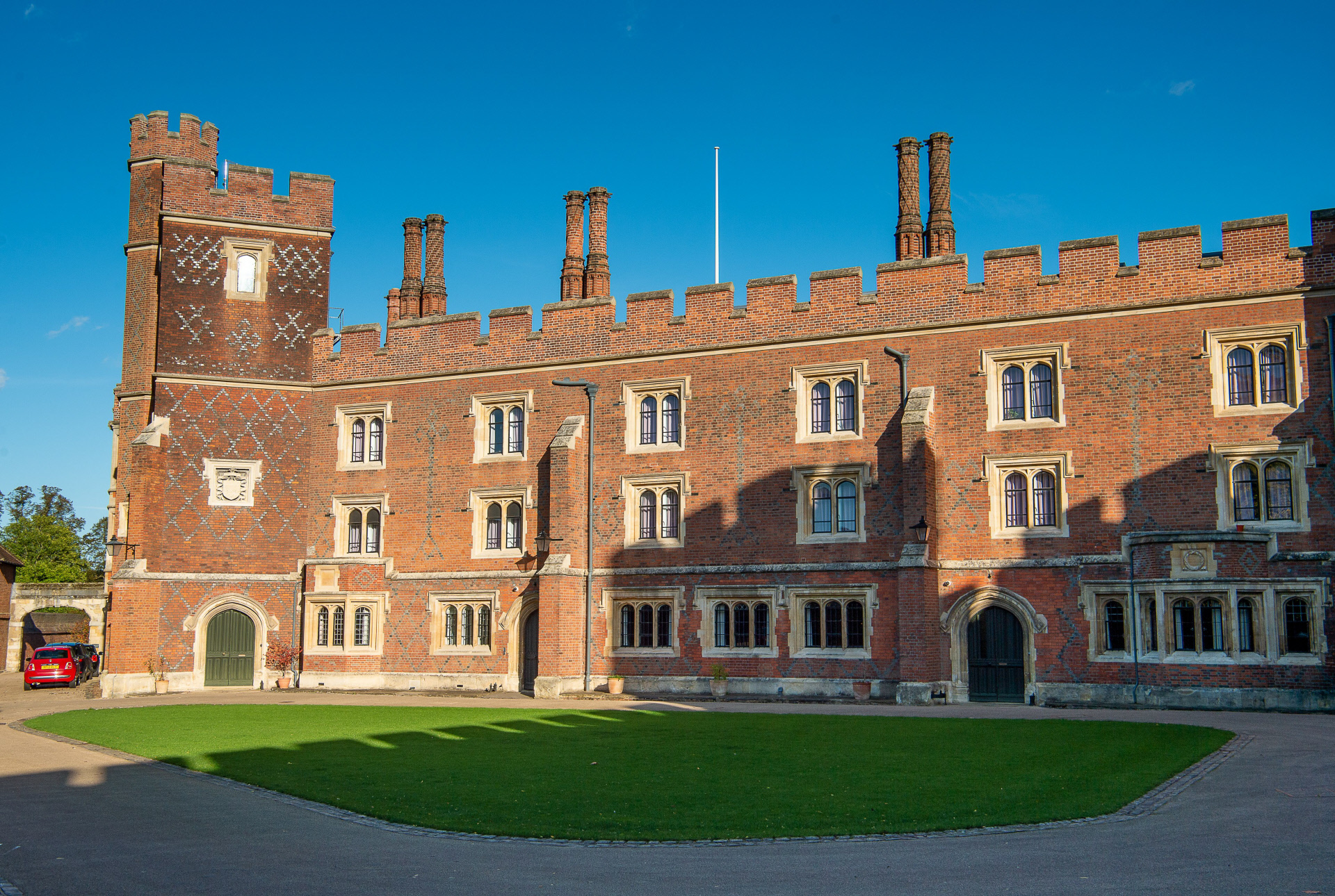Una de las fachadas principales de Eton College.