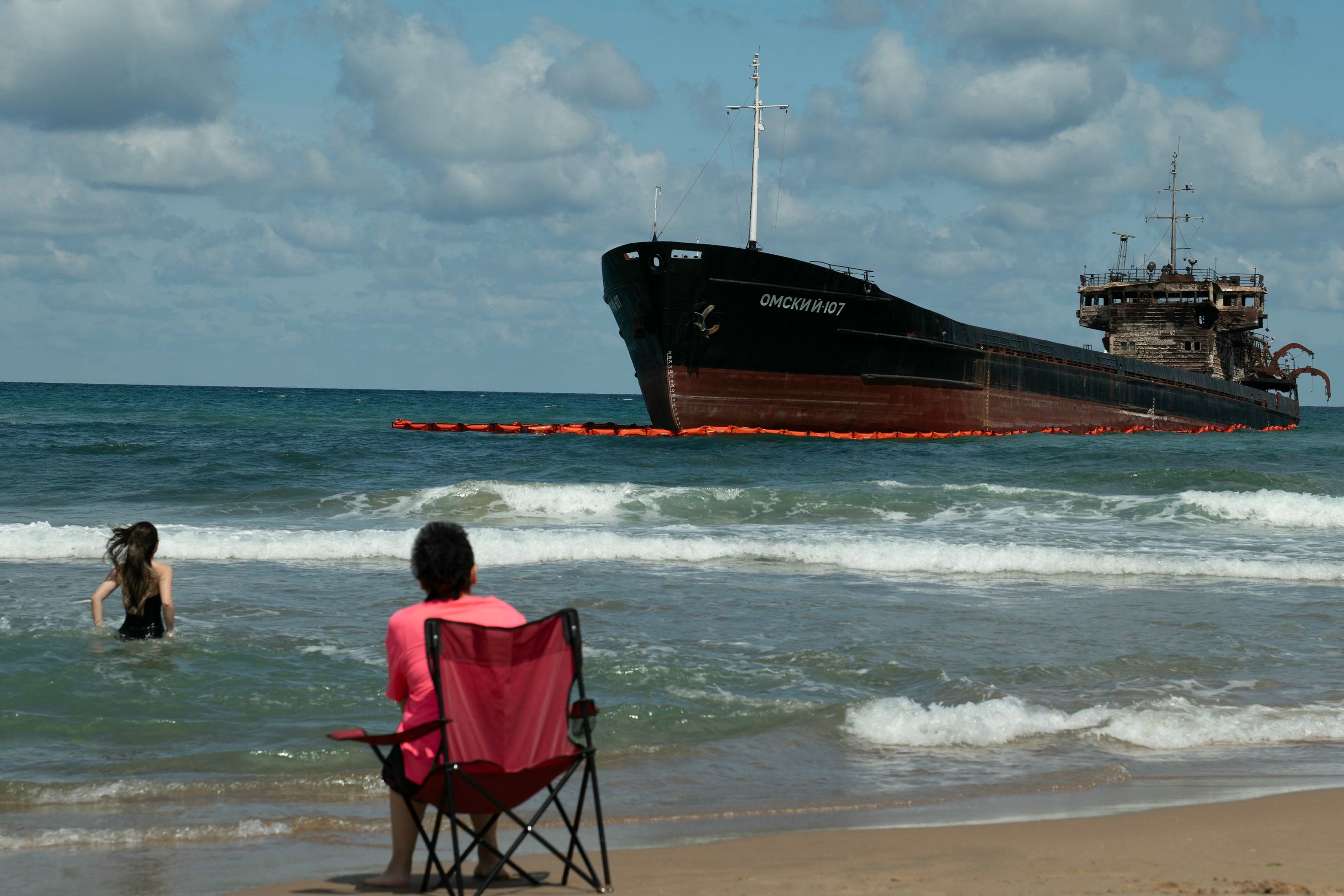 El carguero ruso OMSKIY-107 atacado por Ucrania en el Mar Negro.