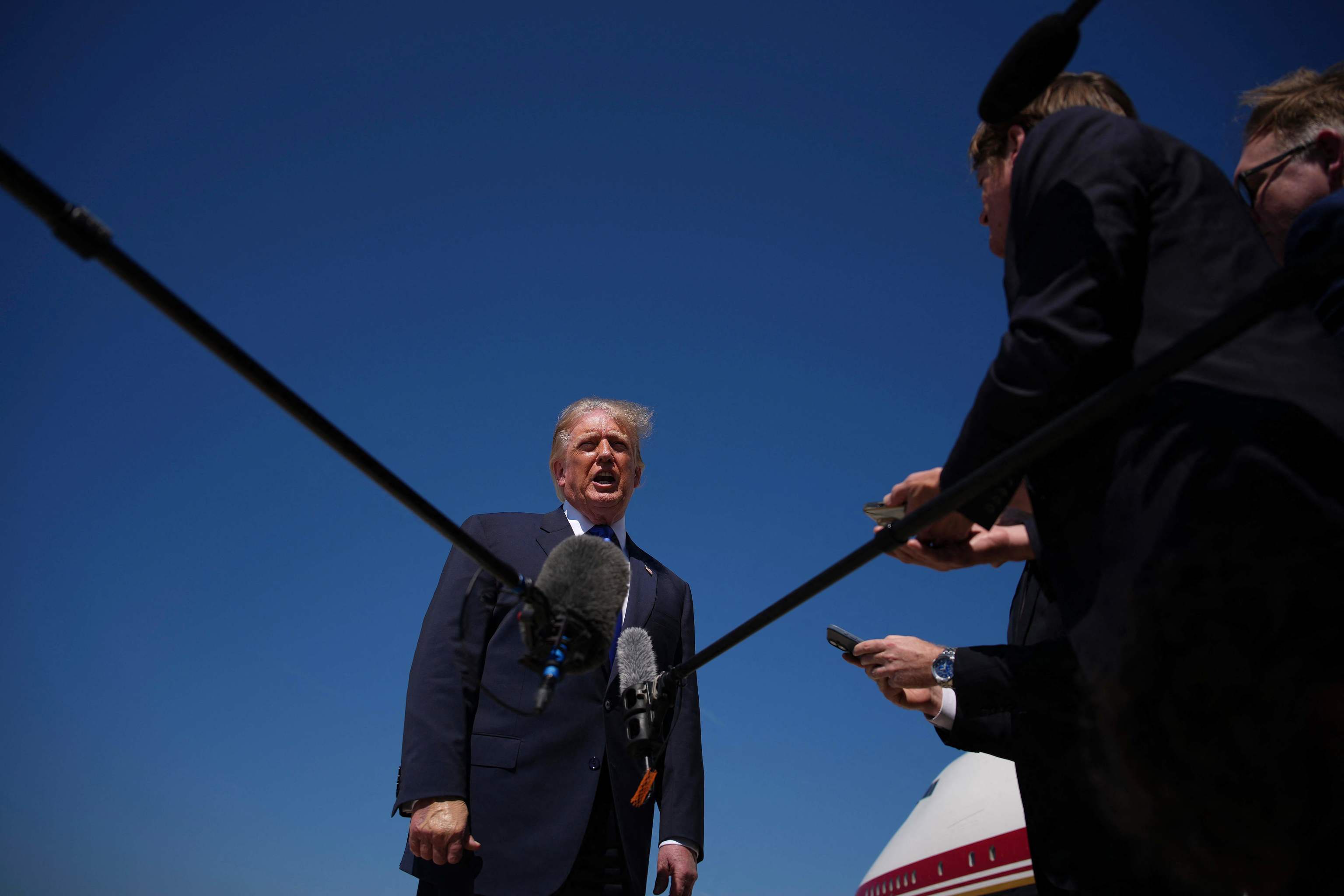 Donald Trump habla con los periodistas antes de subir al Air Force One.