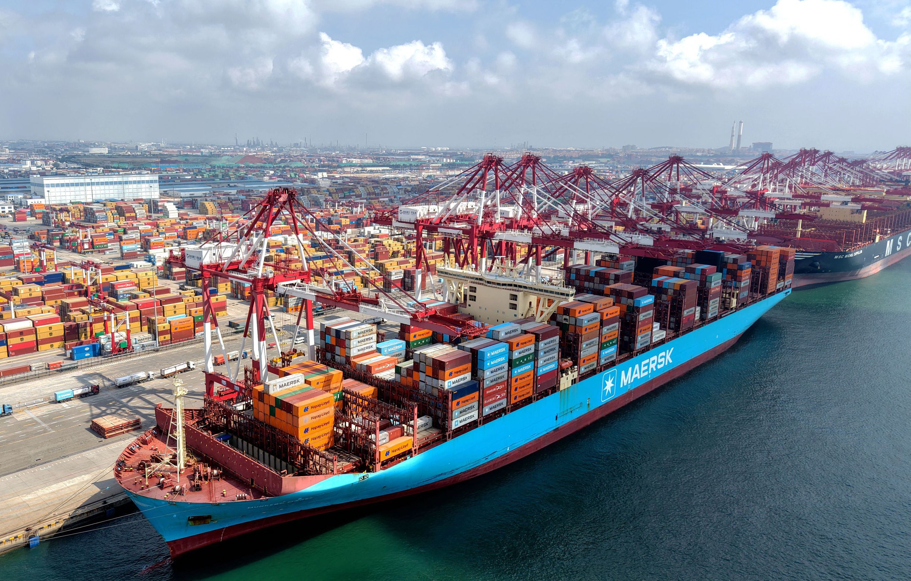 Un carguero en el puerto de Qingdao.