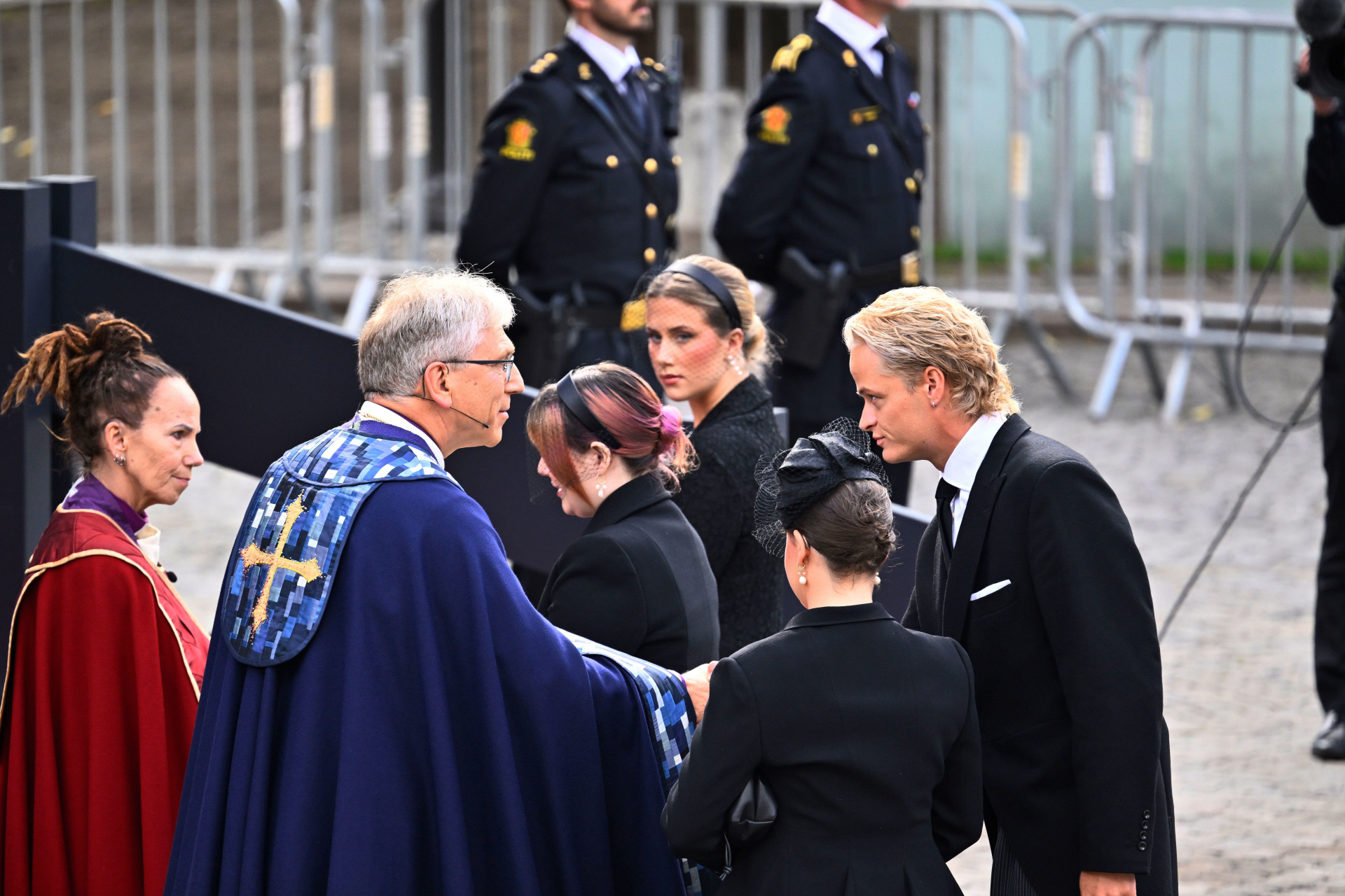 Marius saludando al jefe de la iglesia noruega, Olav Fykse Tveit, durante el funeral de Harald V