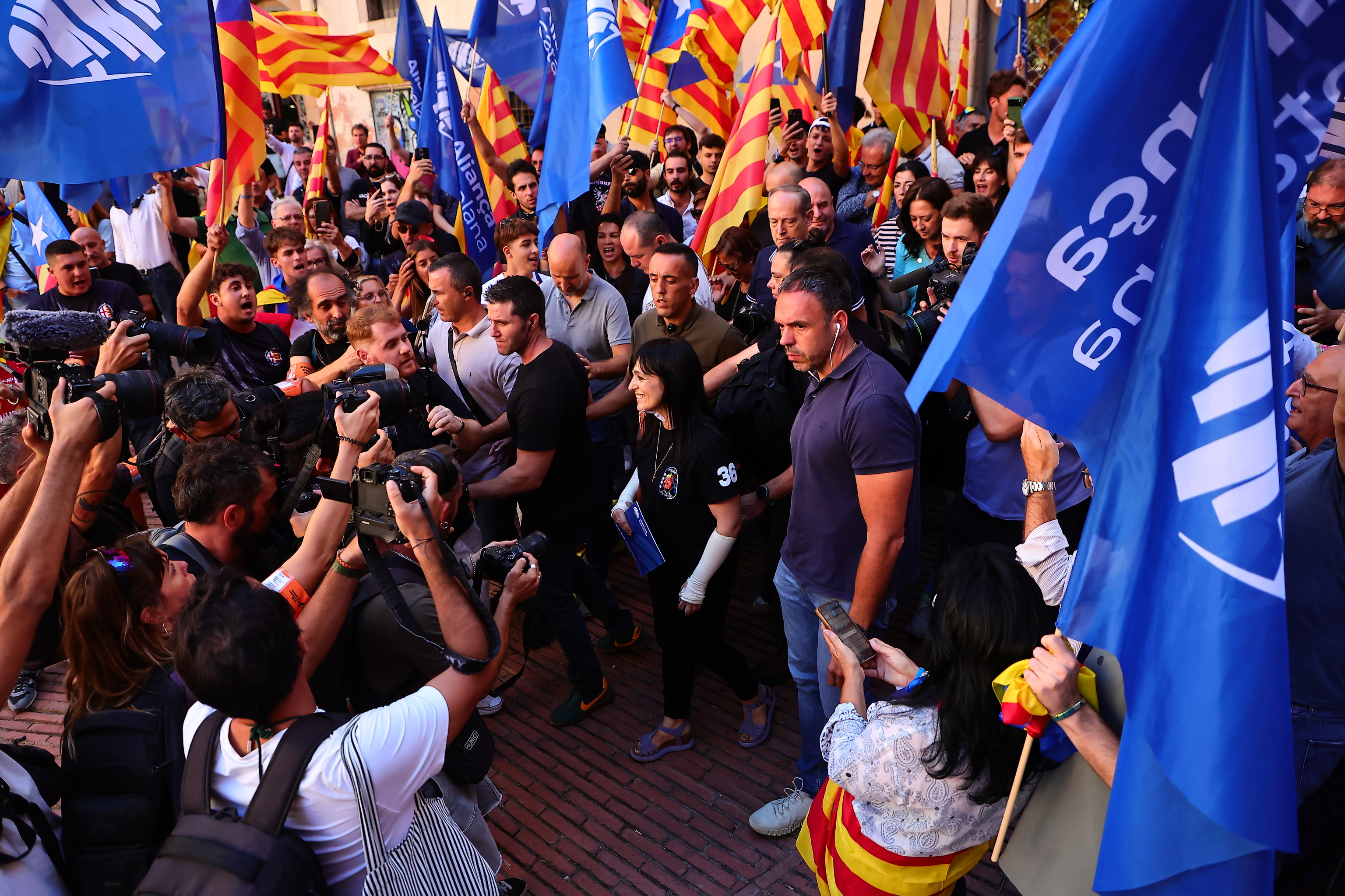 Sílvia Orriols, en el Fossar de les Moreres, junto a simpatizantes de Aliança Catalana.