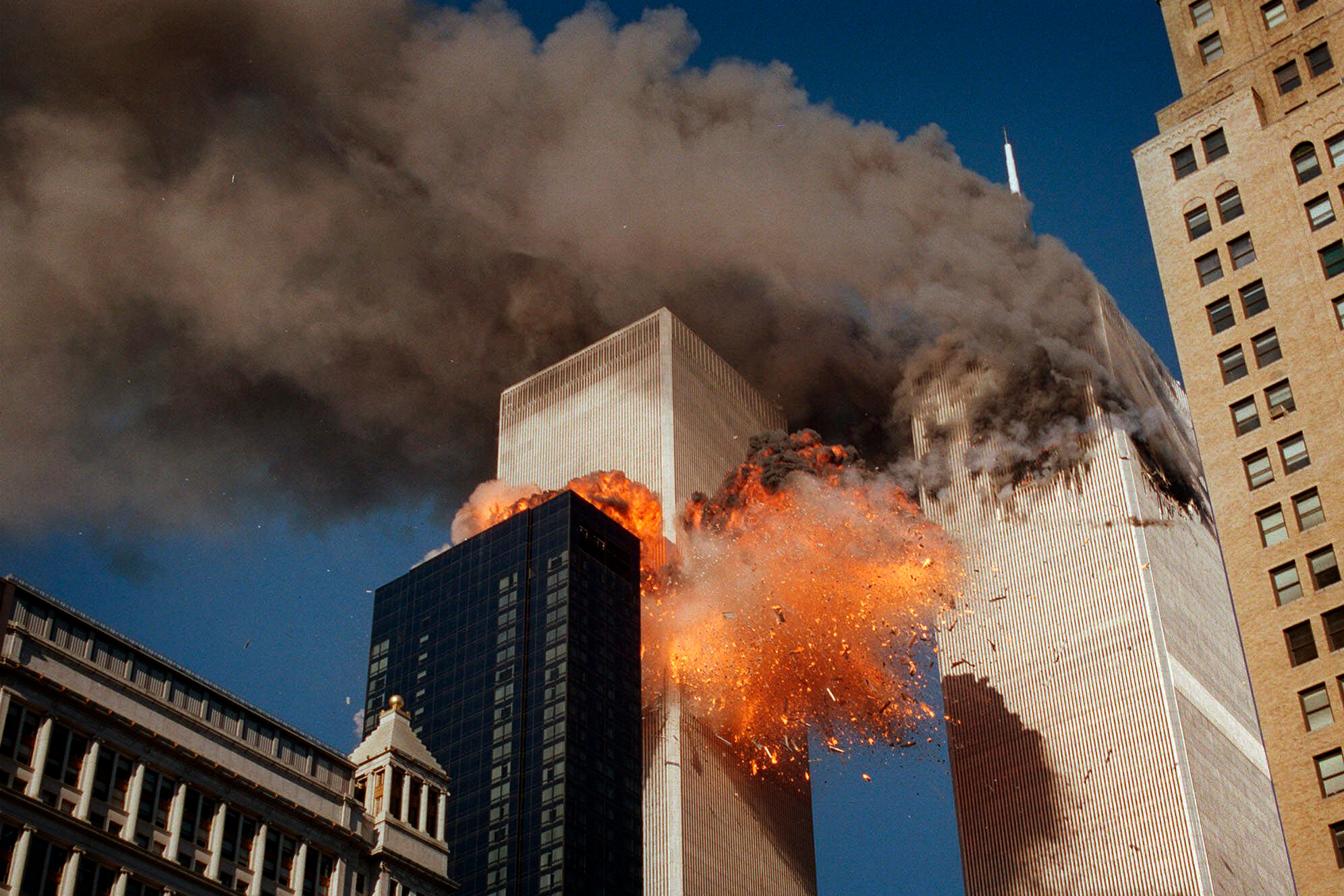 El humo se eleva desde una de las torres atacadas el 11 de septiembre de 2001.