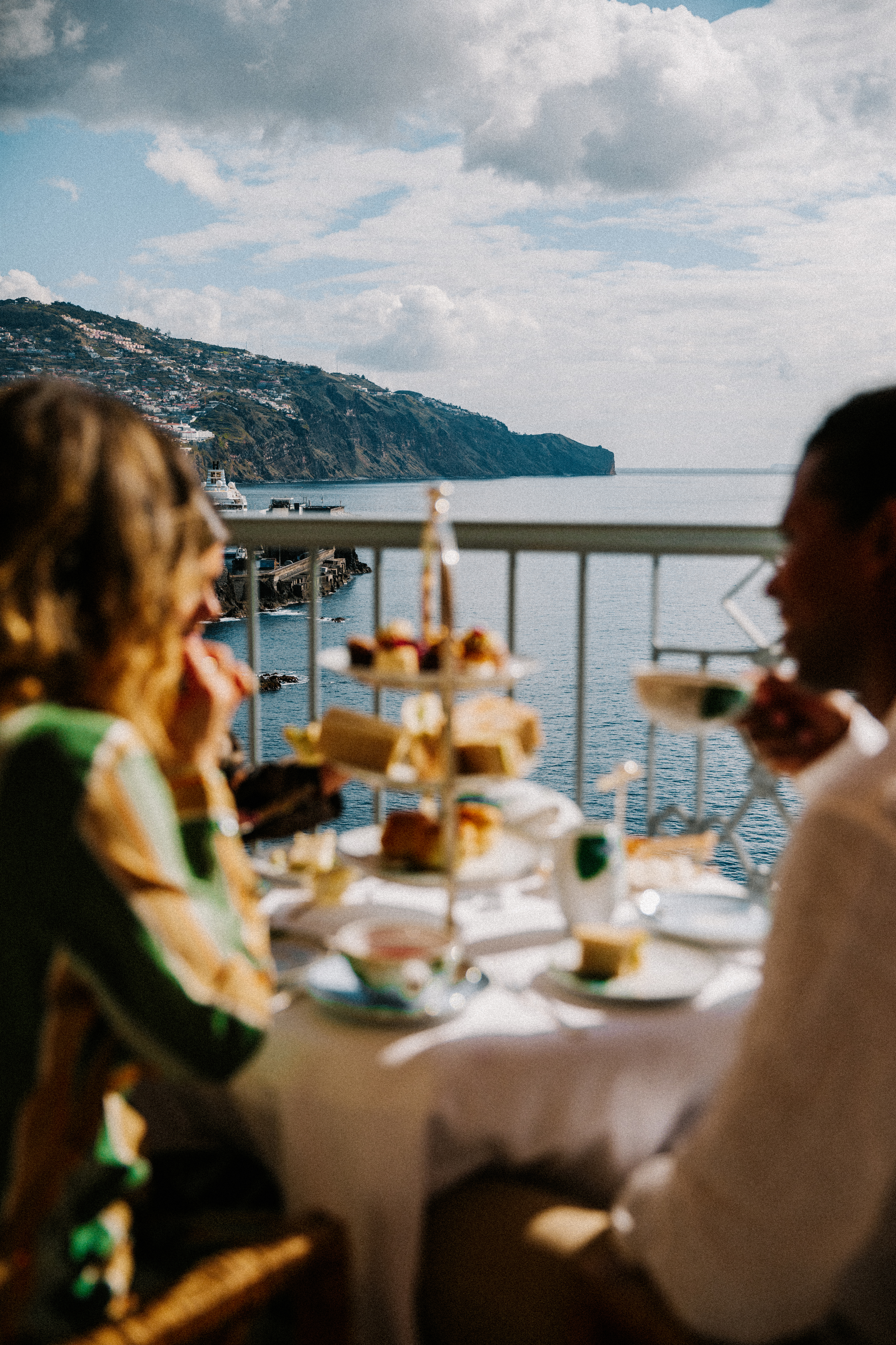 Momento del 'afternoon tea' con vistas al mar.