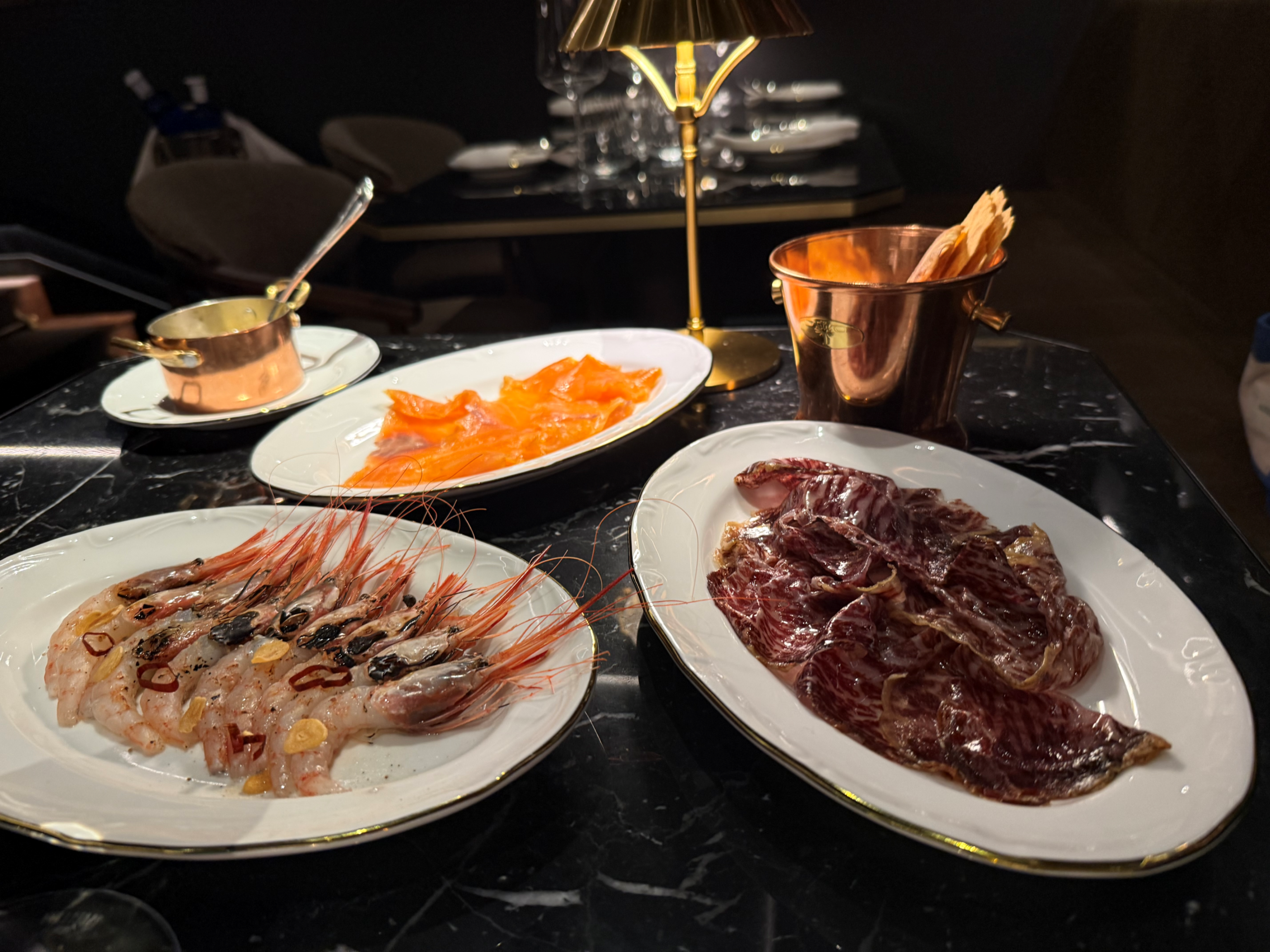 Salmón Coruñesas, cecina y quisquillas al ajillo.