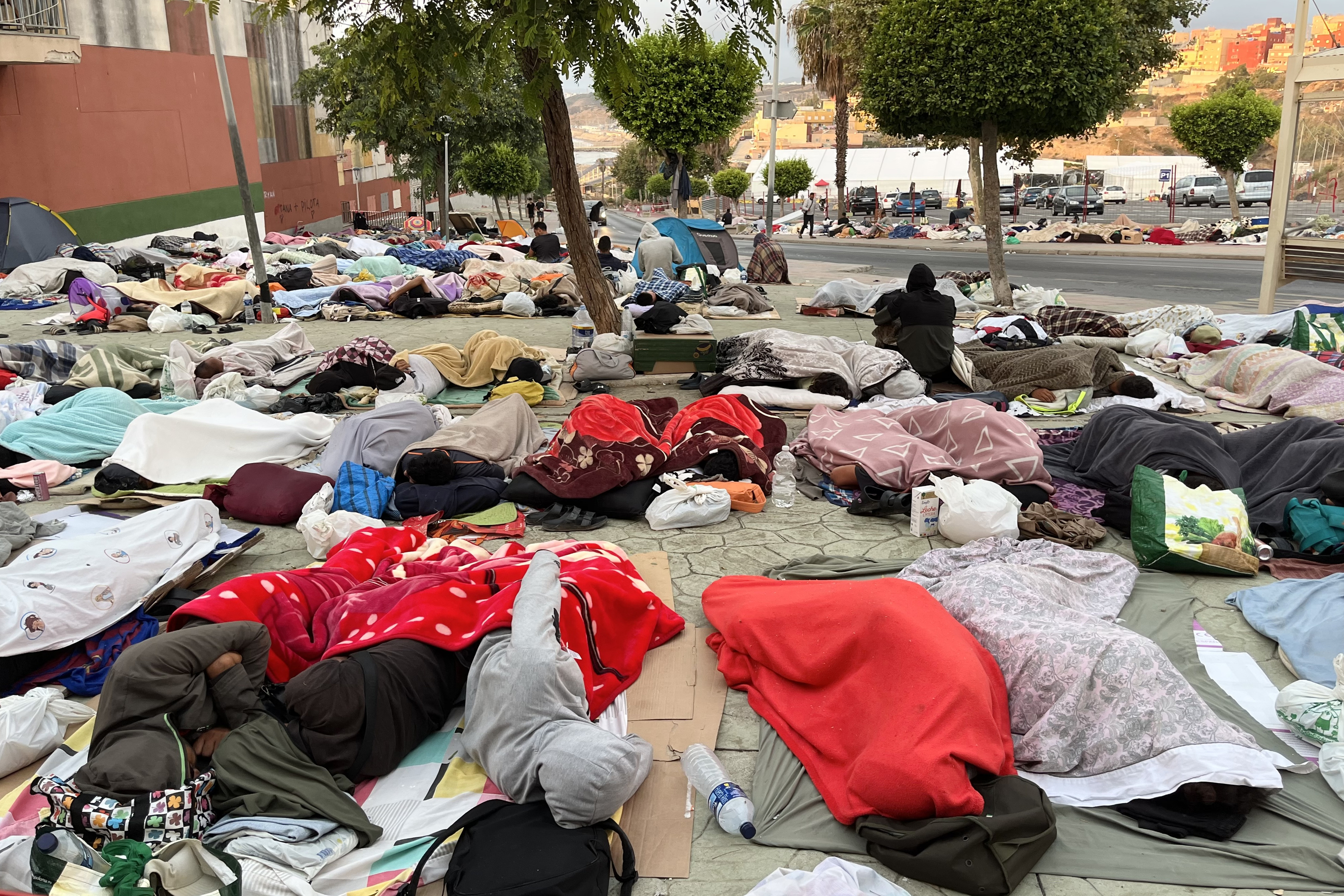 Decenas de personas duermen al raso en la Loma Colmenar (Ceuta).