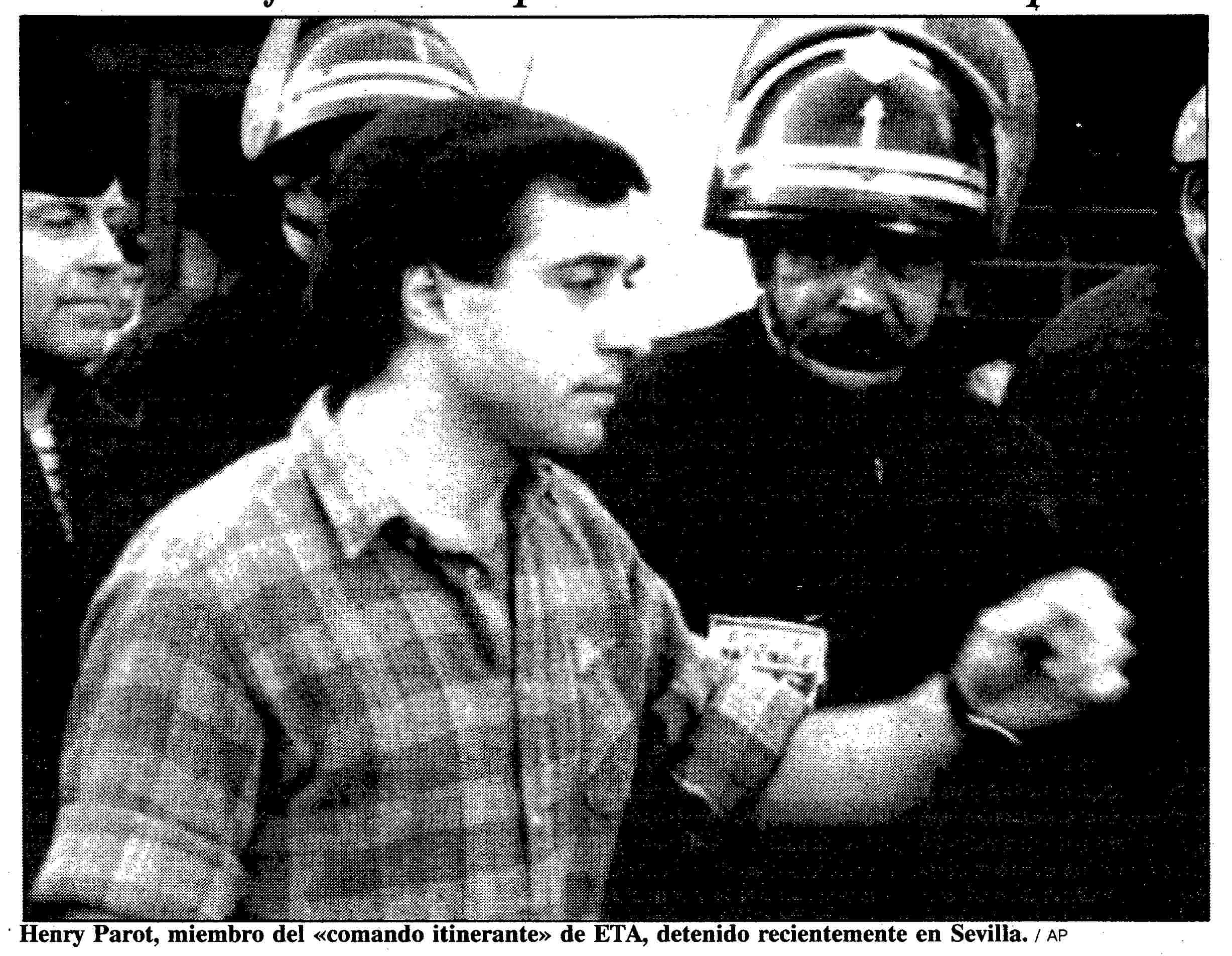 Henri Parot, rodeado por tres agentes de los CRS en el sur de Francia.