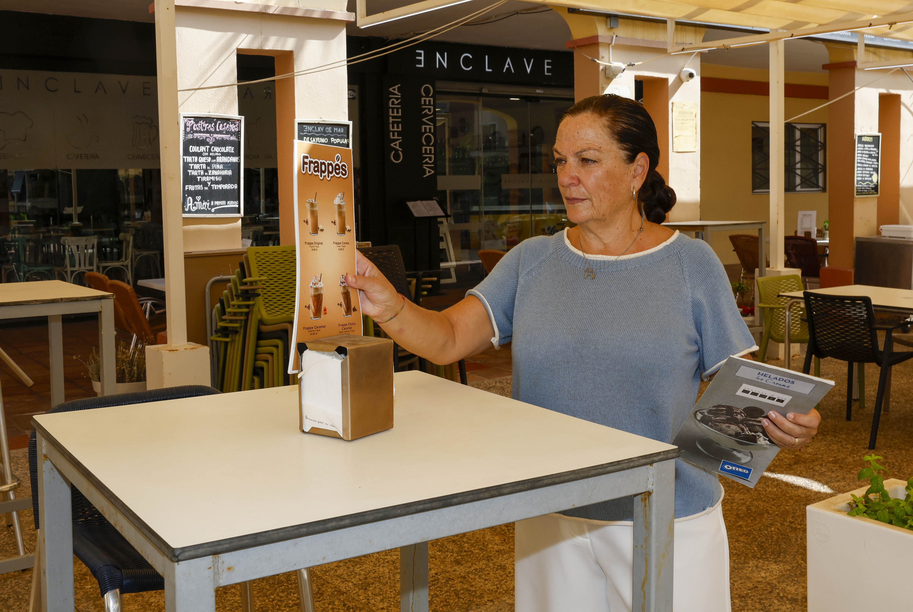Victoria Hernández en en la terraza de su restaurante Enclave de Mar, en Valencia
