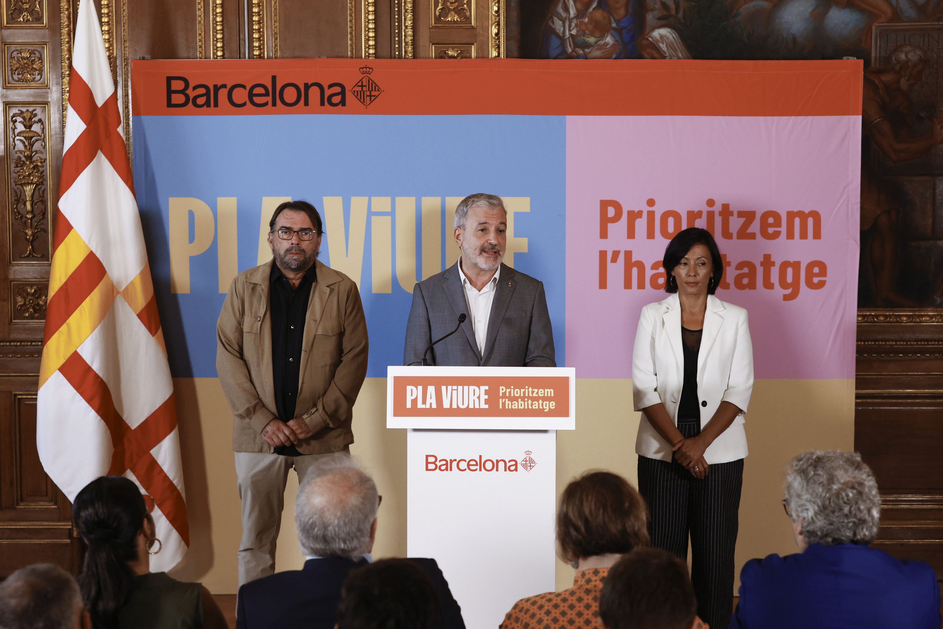 El alcalde de Barcelona, Jaume Collboni, hoy junto Camil Ros (UGT) y Belén López (CCOO).
