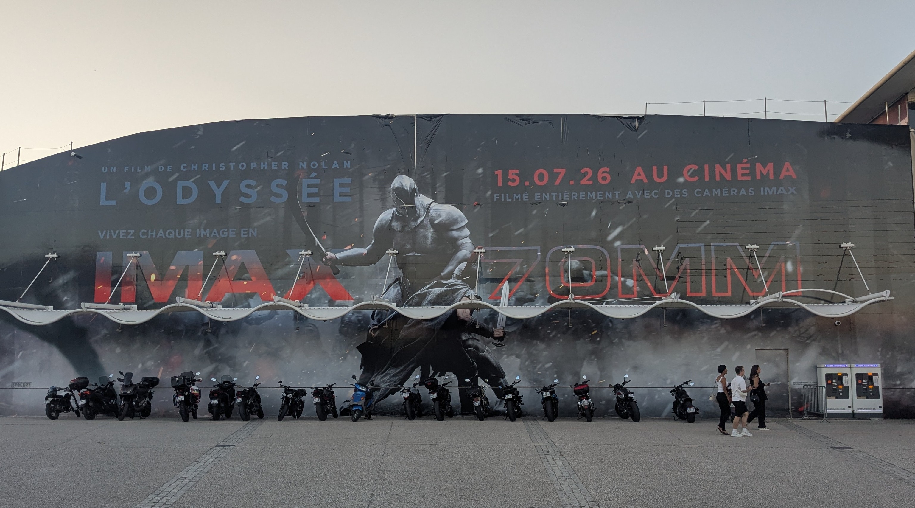 Vinilo exterior del cine Pathé Odysseum con una escena de 'La Odisea'.
