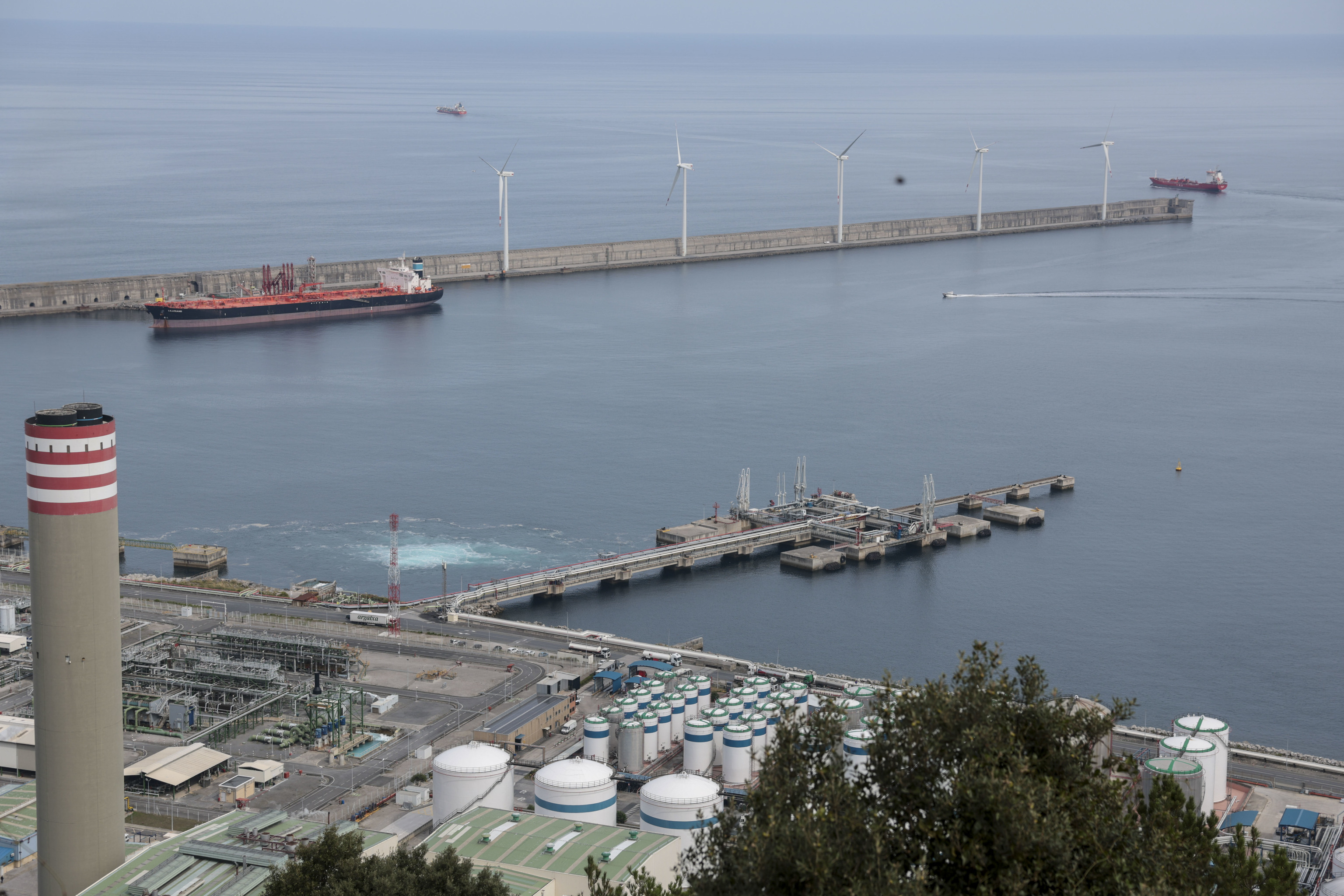 Un petrolero descarga en el Puerto de Bilbao, procedente de Libia.
