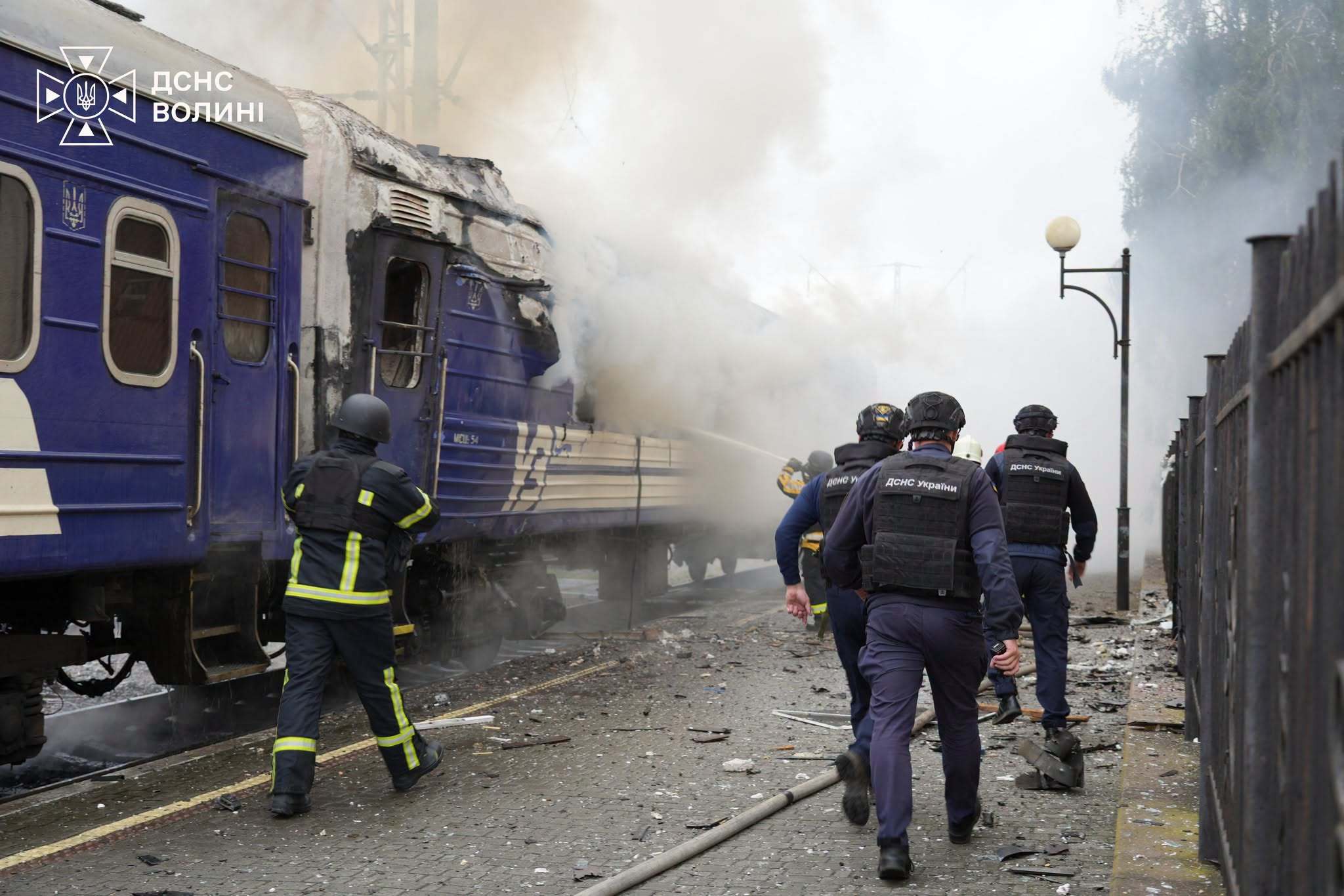 Bomberos ucranianos extinguen el incendio en un tren alcanzado por un dron ruso, cerca de la frontera con Polonia, el domingo.