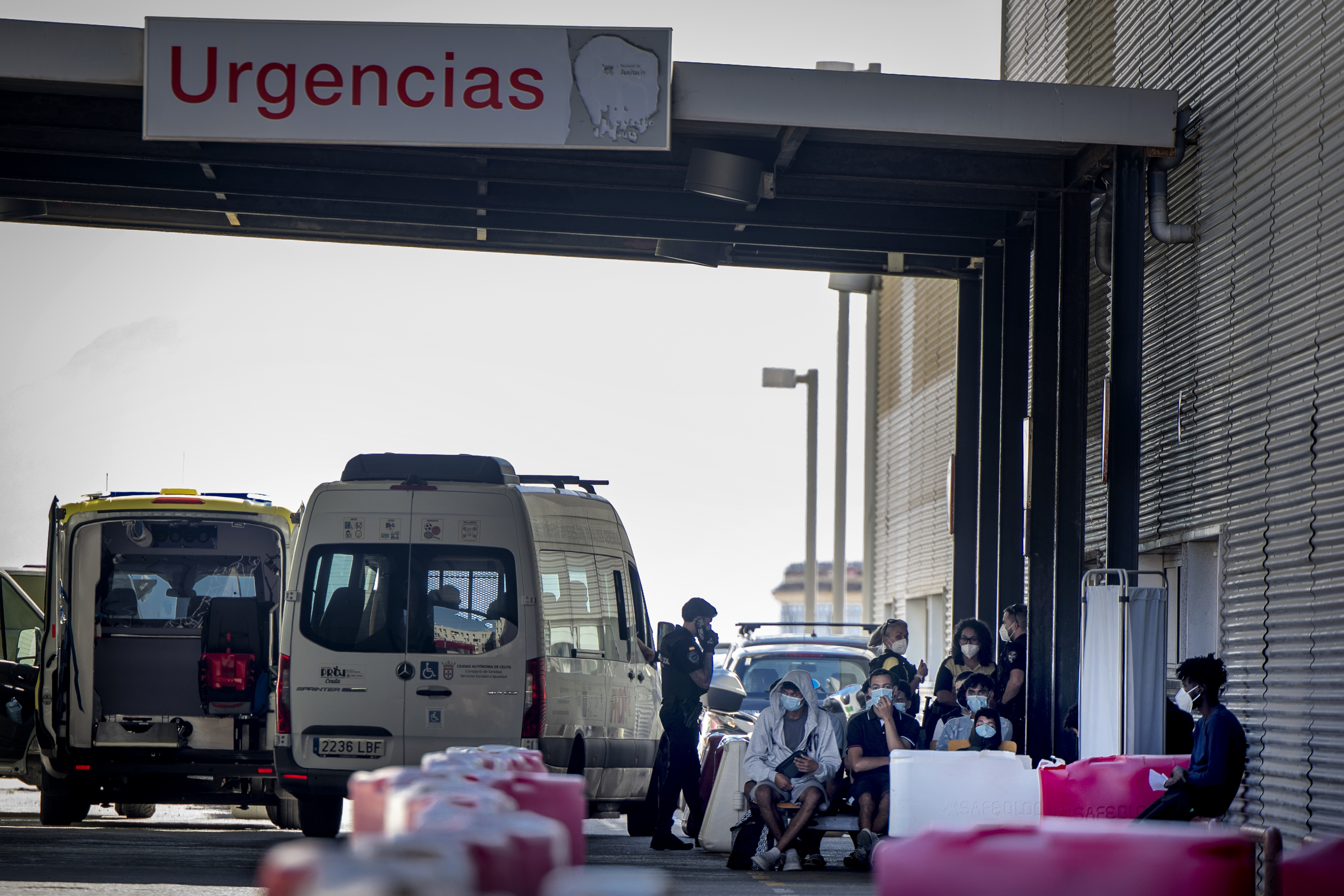 Hospital de ceuta remite a la justicia al menos 20 partes de lesiones de migrantes histórico, presuntamente causadas por militares. 2 El sos de los médicos de ceuta: "ya hay tres bajas, una renuncia y varios tienen la intención de irse" | salud