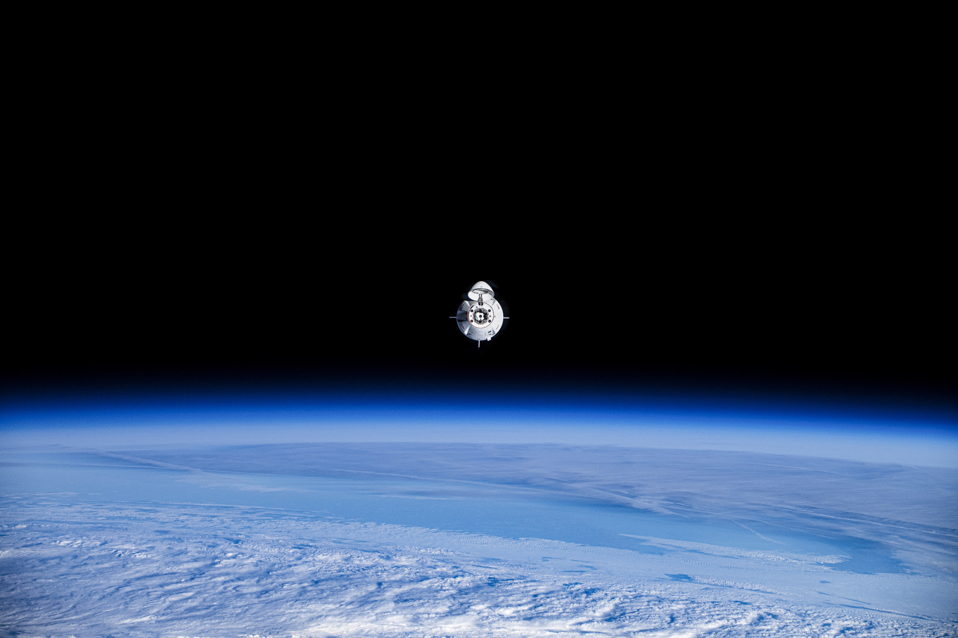 Una nave observa la Tierra desde el espacio.