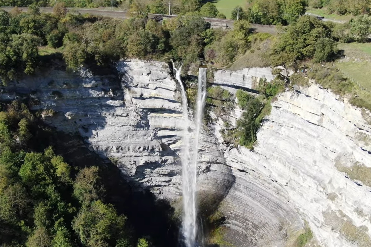 La ruta de senderismo que acaba frente a una cascada de m�s de 100 metros: un paseo f�cil entre hayedos centenarios