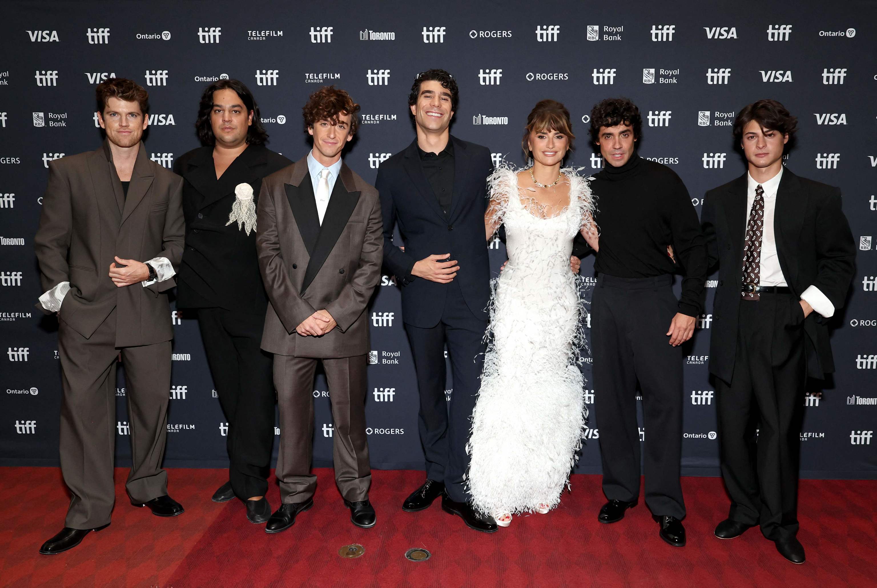 Parte del elenco de 'La bola negra' con los Javis en el Festival de Toronto.
