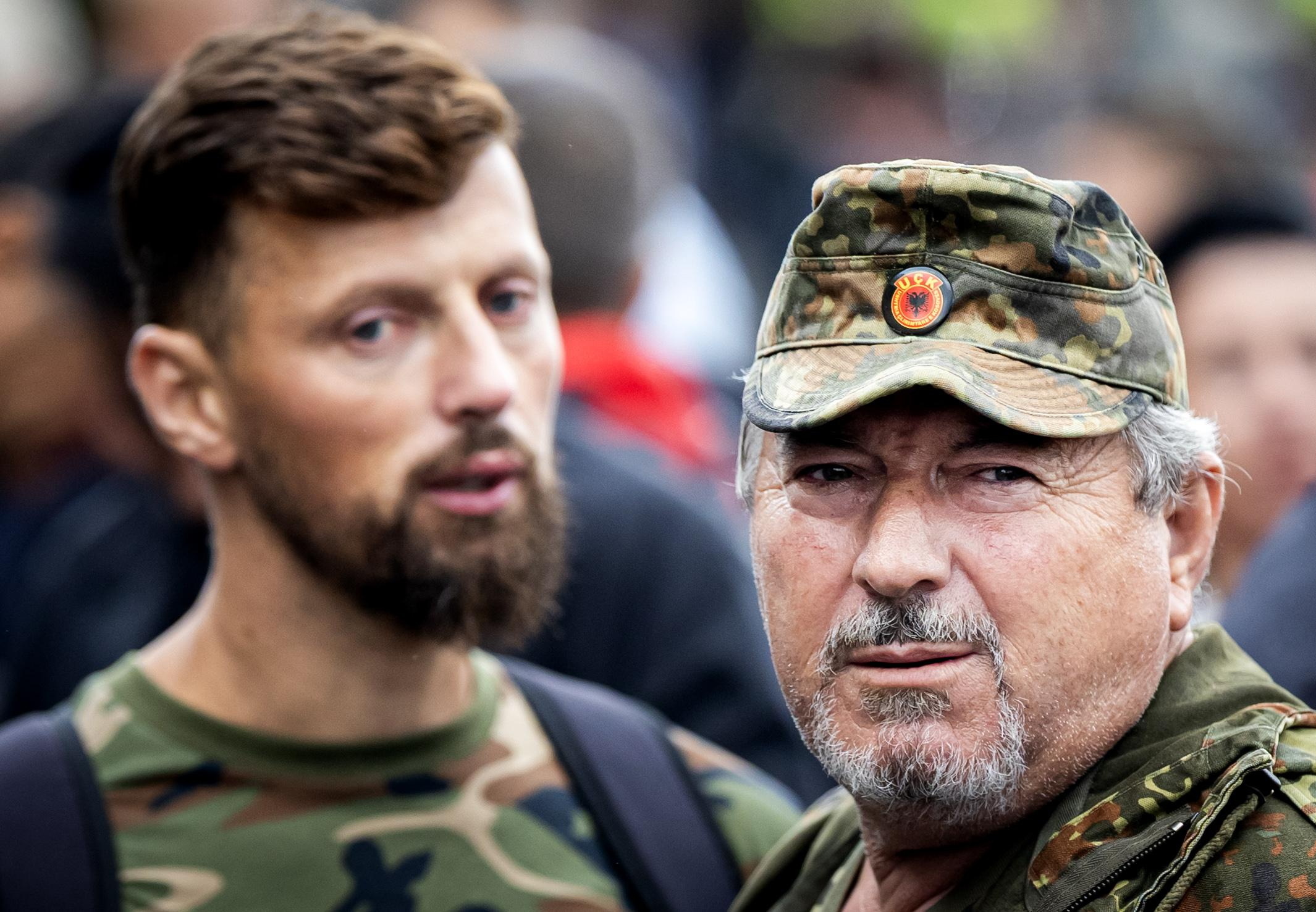 Partidarios del ex presidente, este miércoles, frente al Tribunal de Kosovo en La Haya.