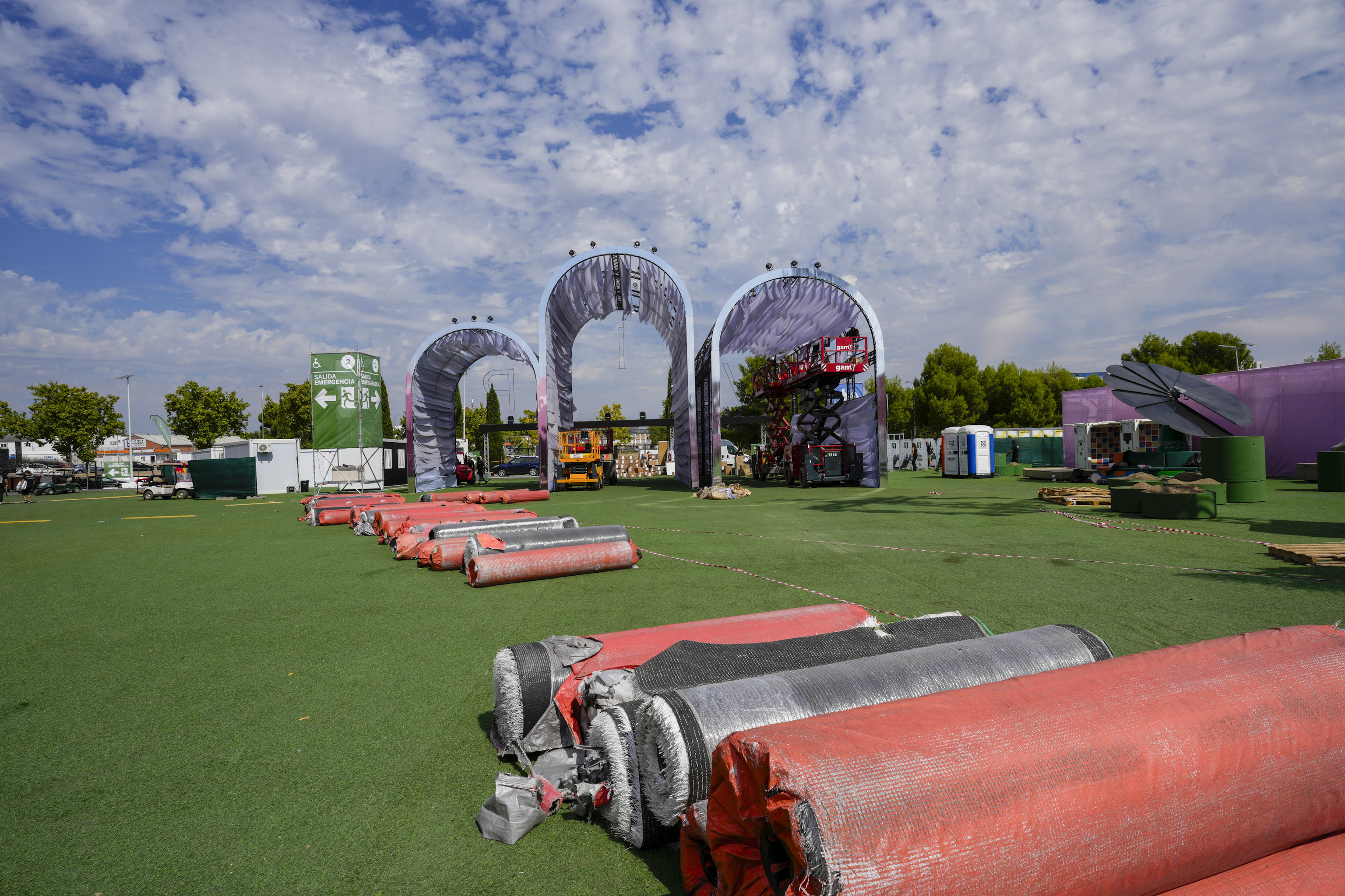 Montaje del Macondo Park que acogerá los conciertos