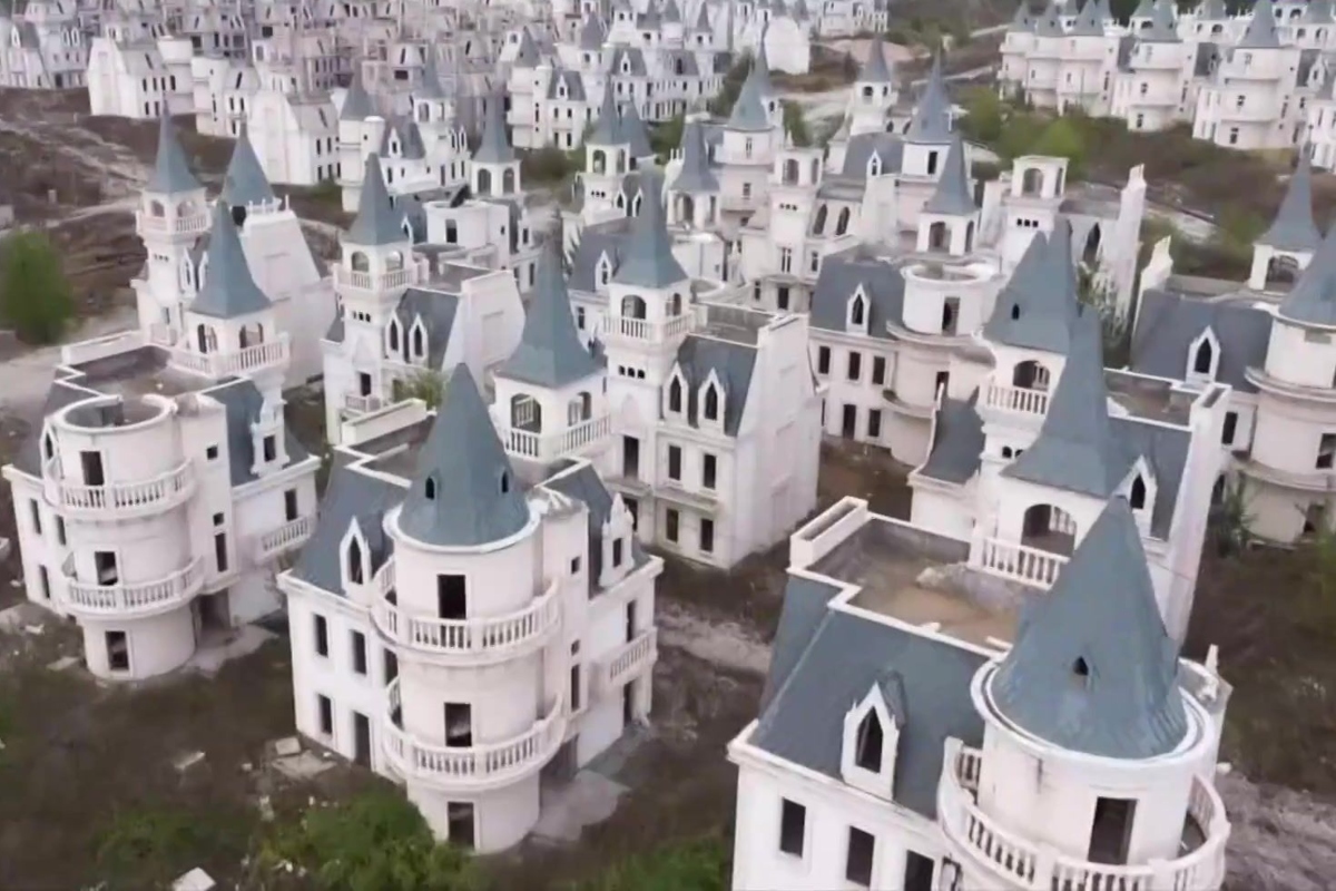 Parece un escenario de Disney, pero lleva a�os abandonado: la historia de Burj Al Babas y sus 700 castillos