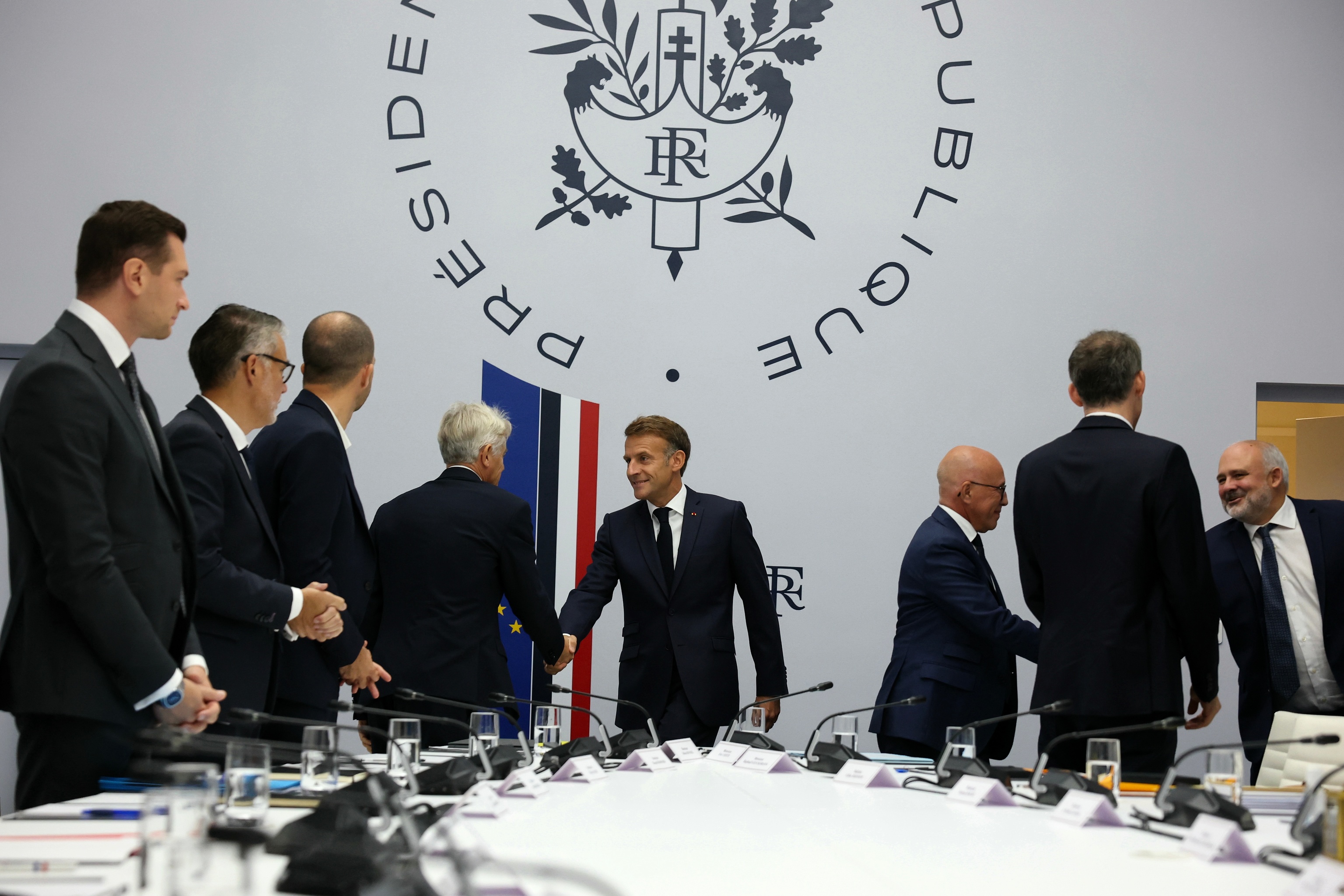 El presidente francés, Emmanuel Macron, en el centro de la mesa, en el encuentro de hoy en el Elíseo.