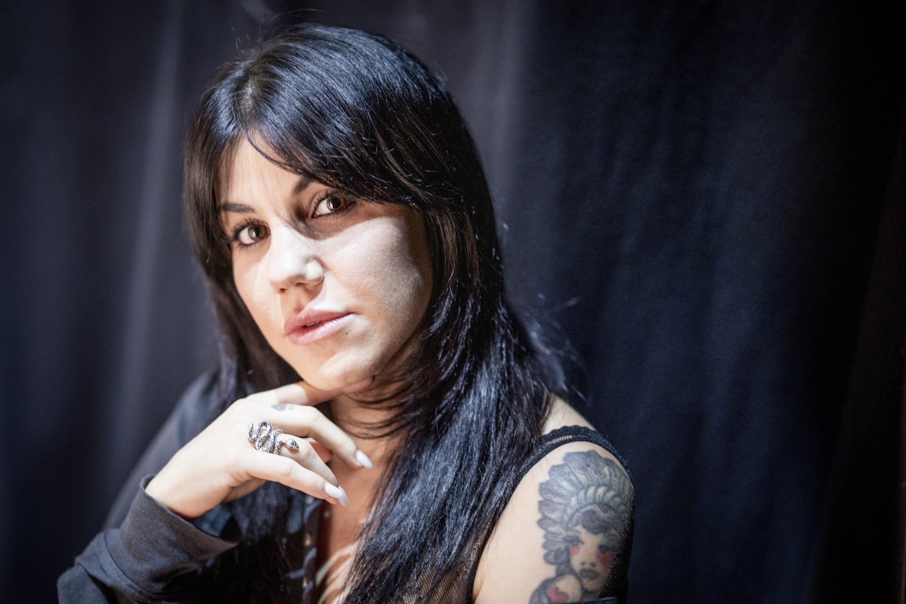Angy Fernández posa para la entrevista.