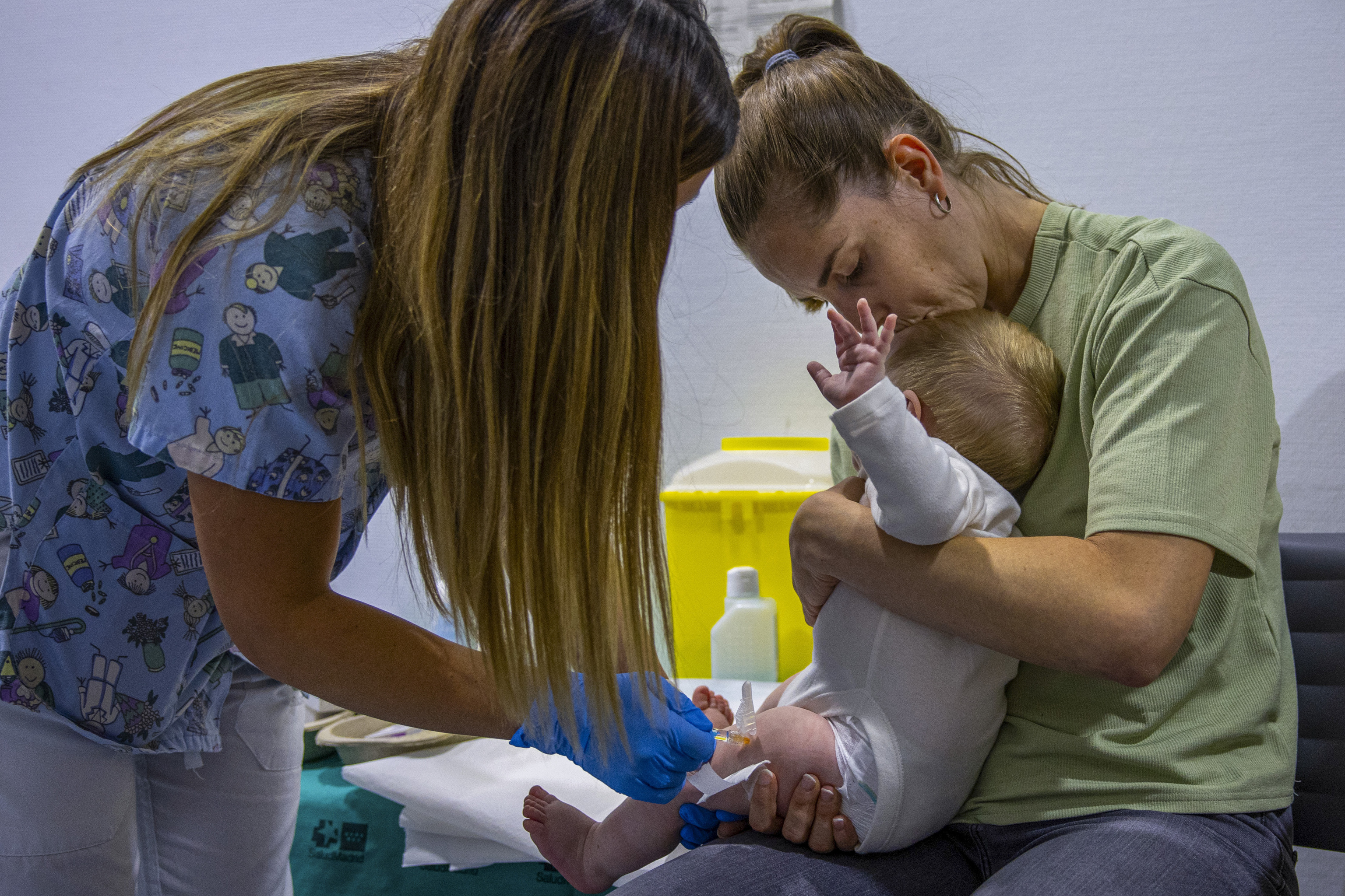 Una enfermera durante la campaña de inmunización de bebes frente a bronquiolitis.