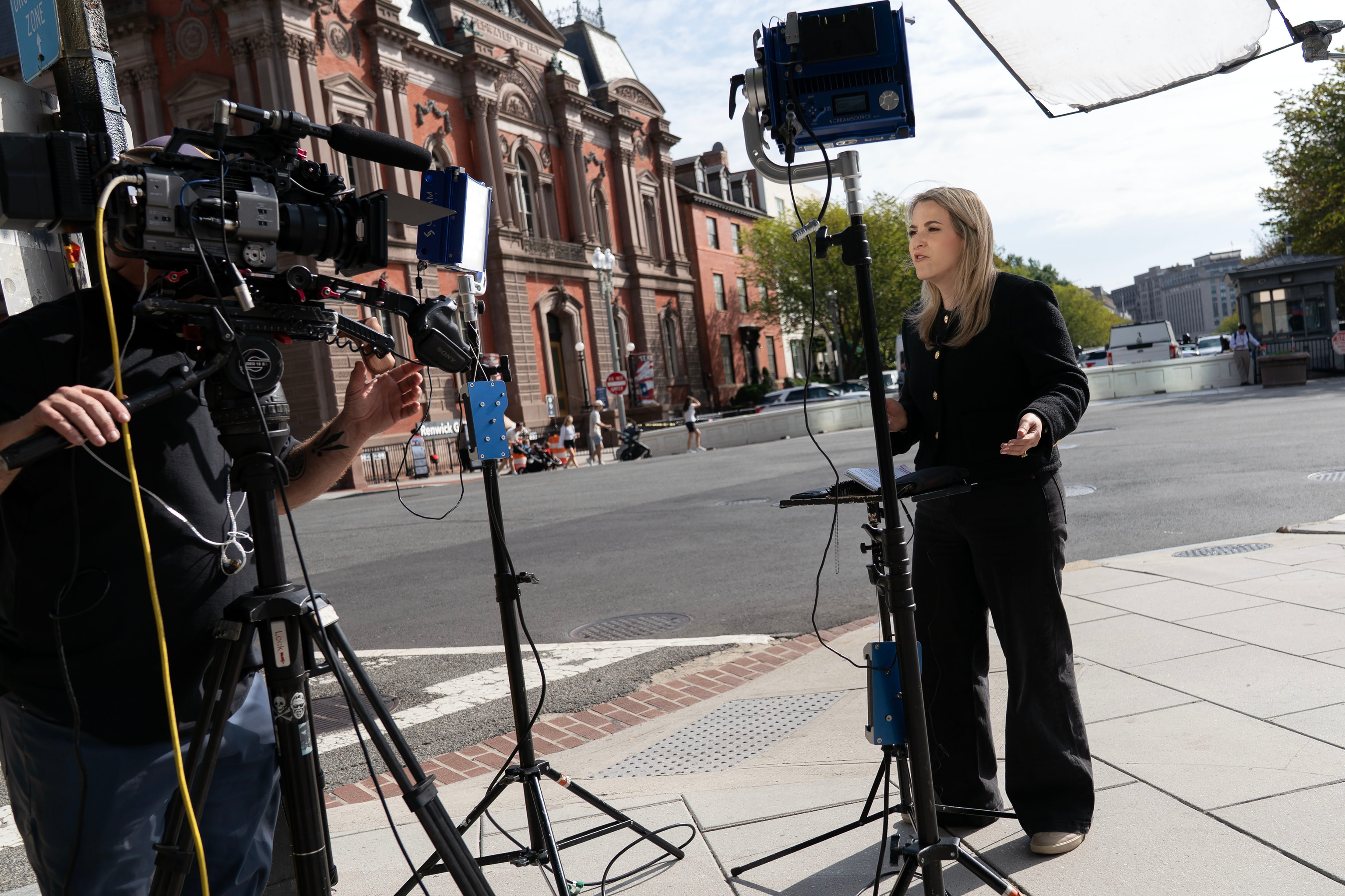 La periodista de CNN Betsy Klein, corresponsal sénior de la Casa Blanca, informa desde las inmediaciones del complejo presidencial.