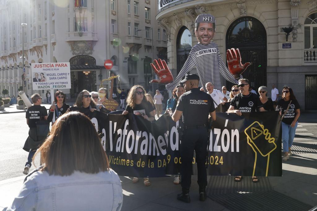 Protesta de familiares de víctimas de la dana en los alrededores del Congreso.