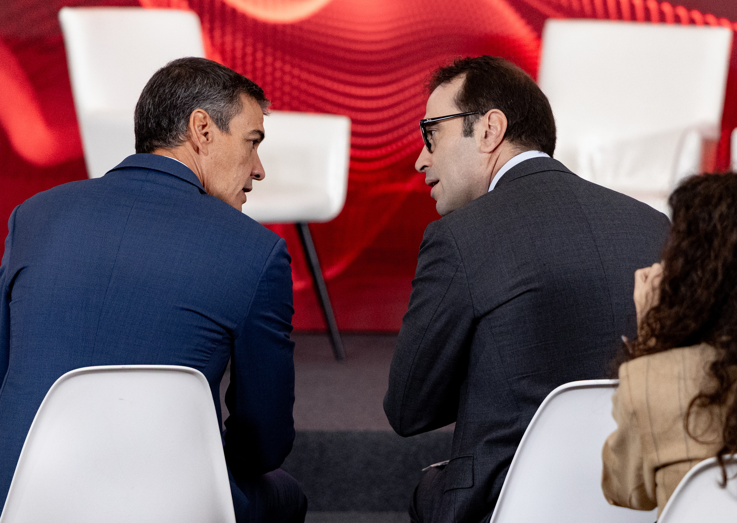 El presidente del Gobierno, Pedro Sánchez, y el vicepresidente primero, Carlos Cuerpo, este lunes en Madrid.