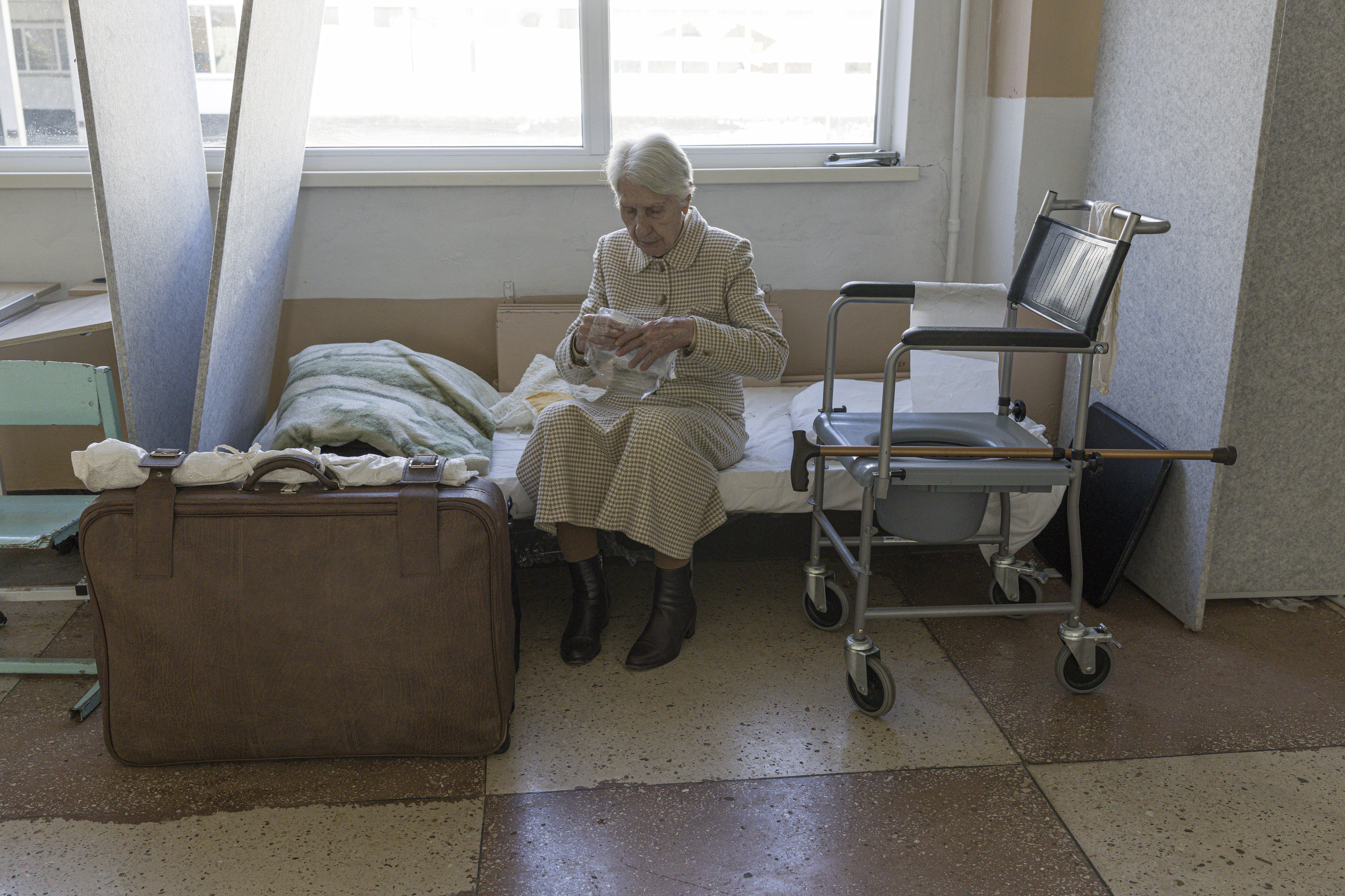 Una anciana evacuada de Kramatorsk en el centro humanitario.