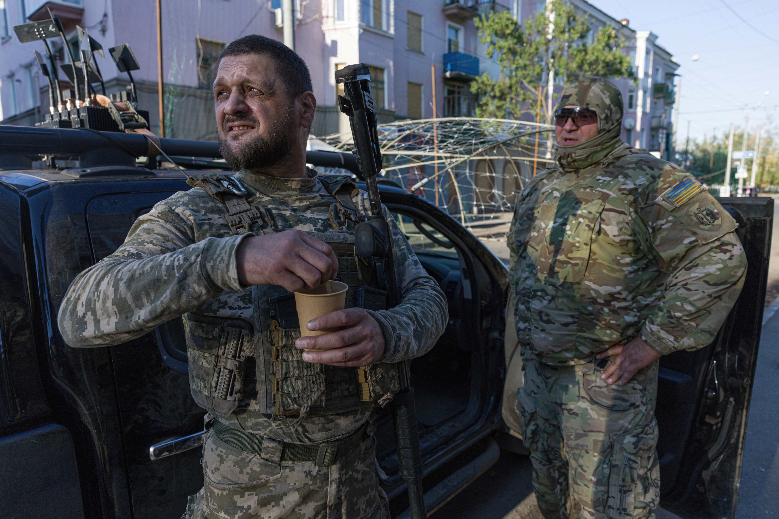 Soldados ucranianos toman café en una calle de Kramatorsk.