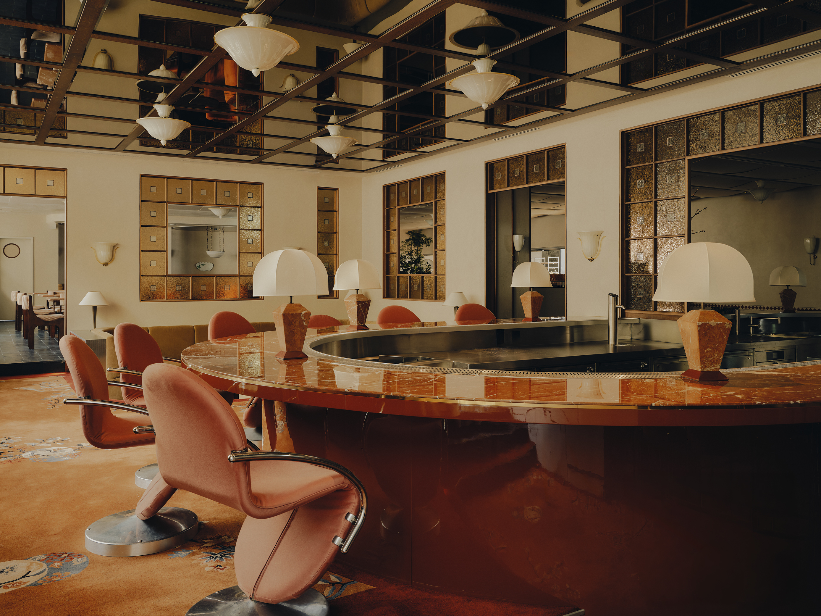Una de las barras, �sta en forma de C, del hotel cuyo dise�o est� inspirado en el art nouveau y en la escena musical de los a�os 80.