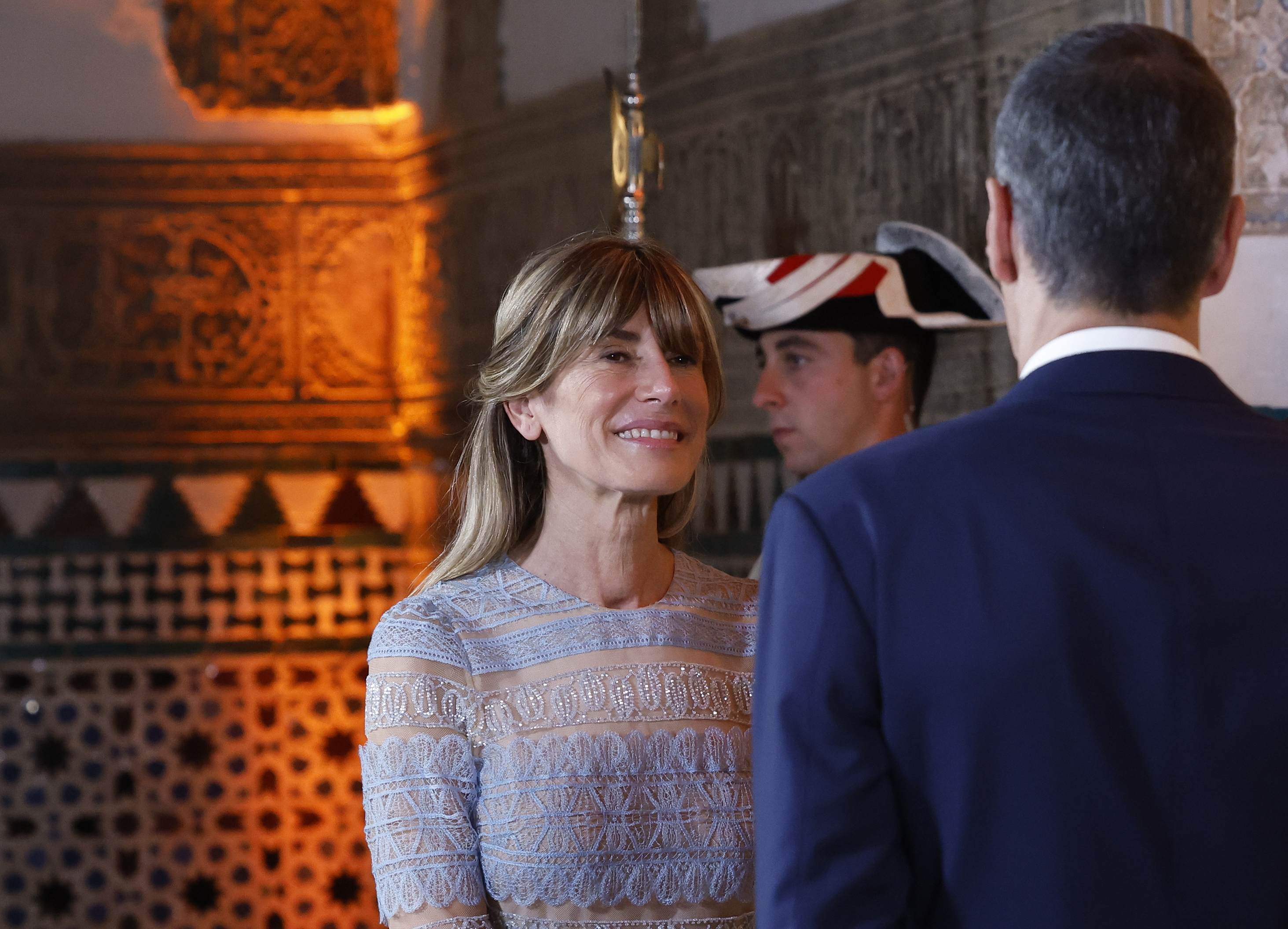 El presidente del Gobierno, Pedro Sánchez, frente a su esposa, Begoña Gómez, en junio de 2025.