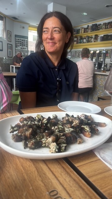 Rosa muestra su disimulo ante el plato de percebes