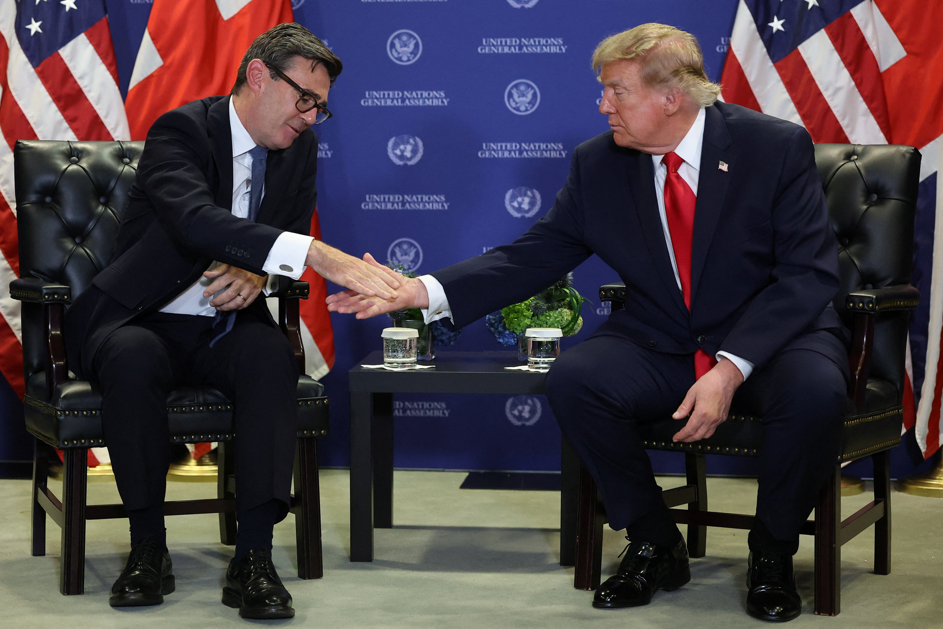 Donald Trump estrecha la mano de Andy Burnham durante su reunión, este martes.