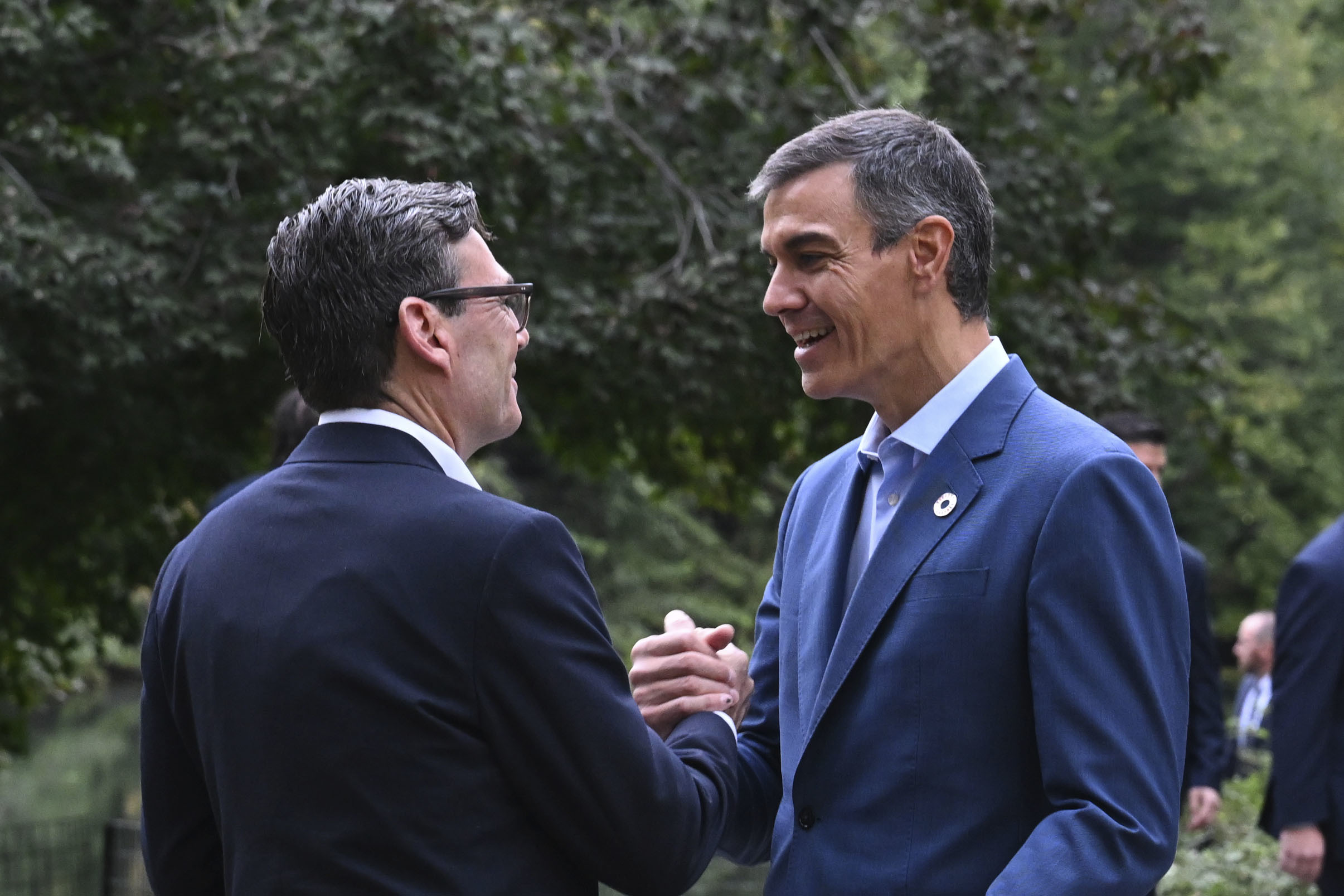 Pedro Sánchez y Andy Burnham se saludan en Central Park, este martes.