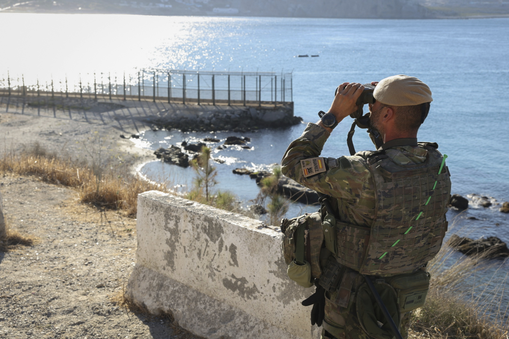 Un militar español en la fontera de Benzú (Ceuta) realiza labores de vigilancia.