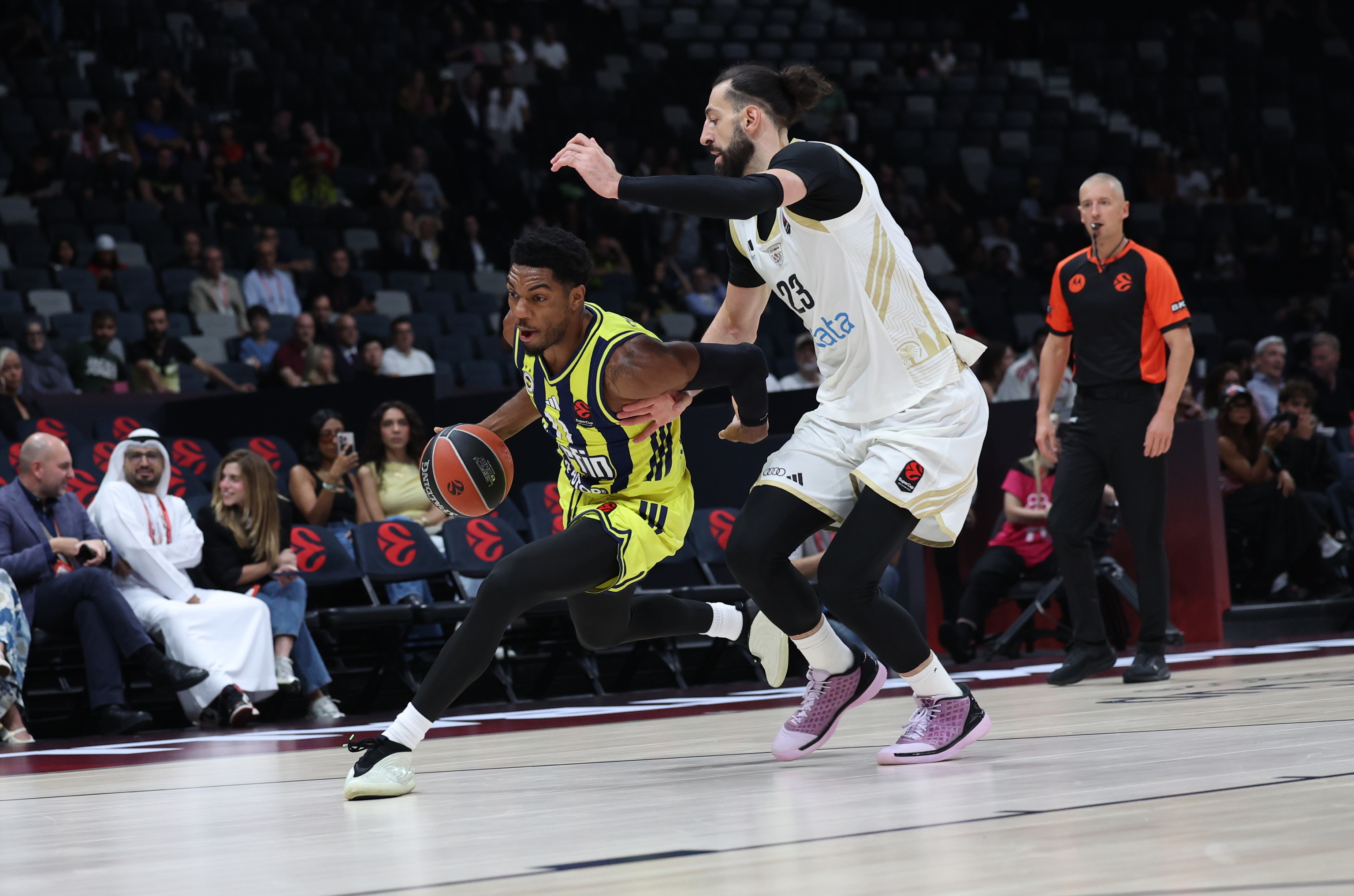 Shengelia, defendiendo a Trent Forrest, durante la reciente Supercopa.