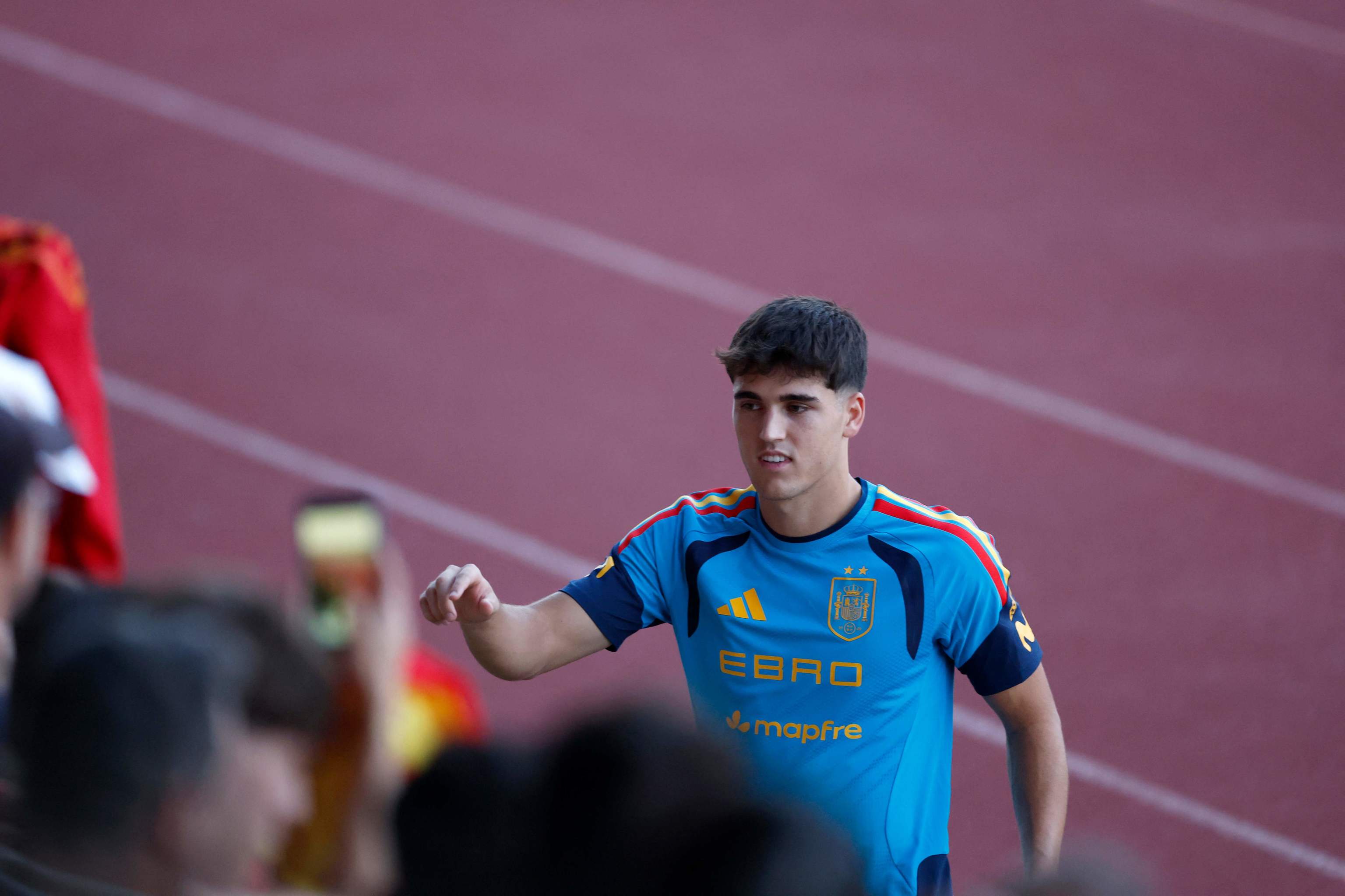 El jugador, firmando autógrafos.