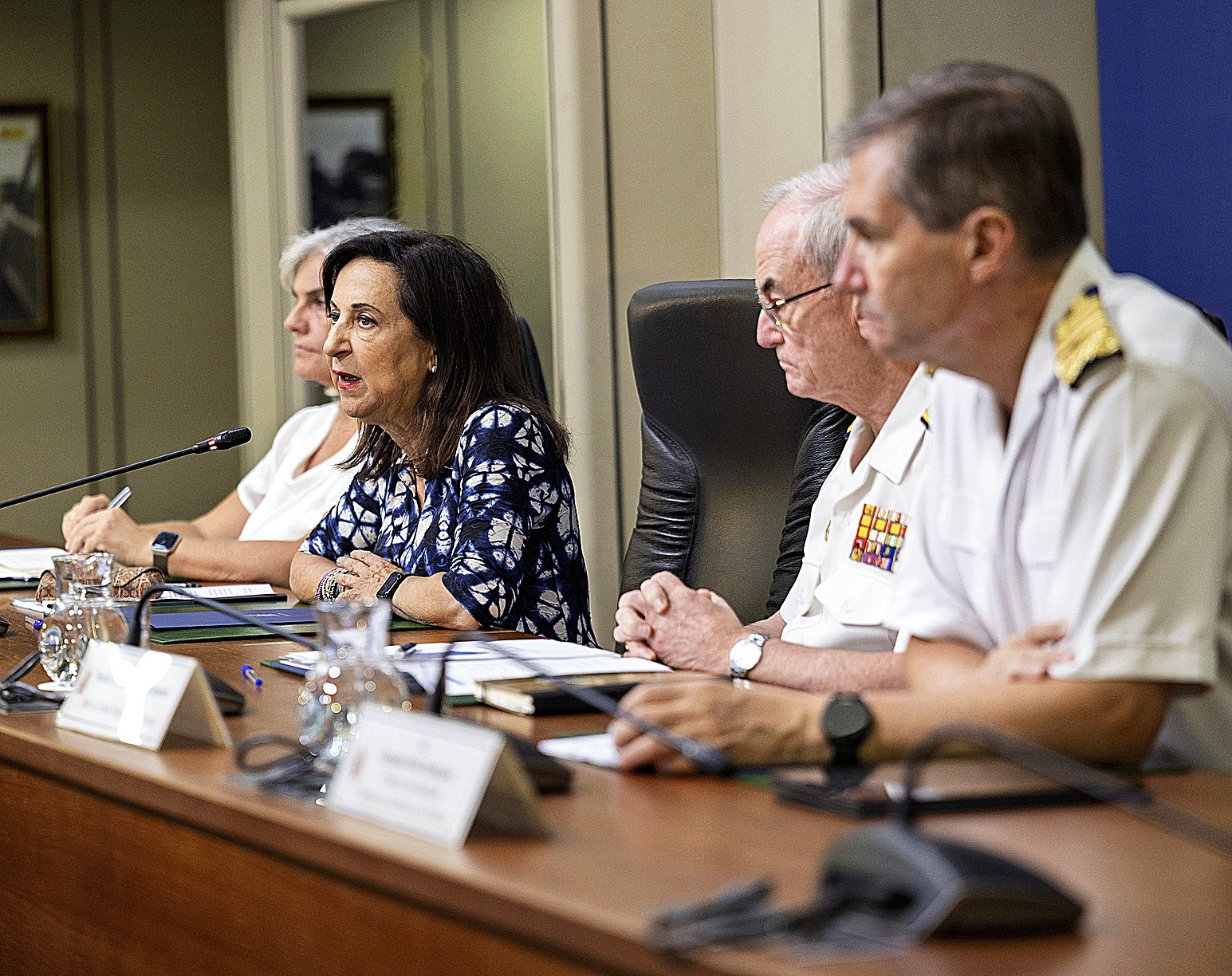 La ministra Margarita Robles y el JEMAD en videoconferencia con las unidades desplegadas en Ceuta.