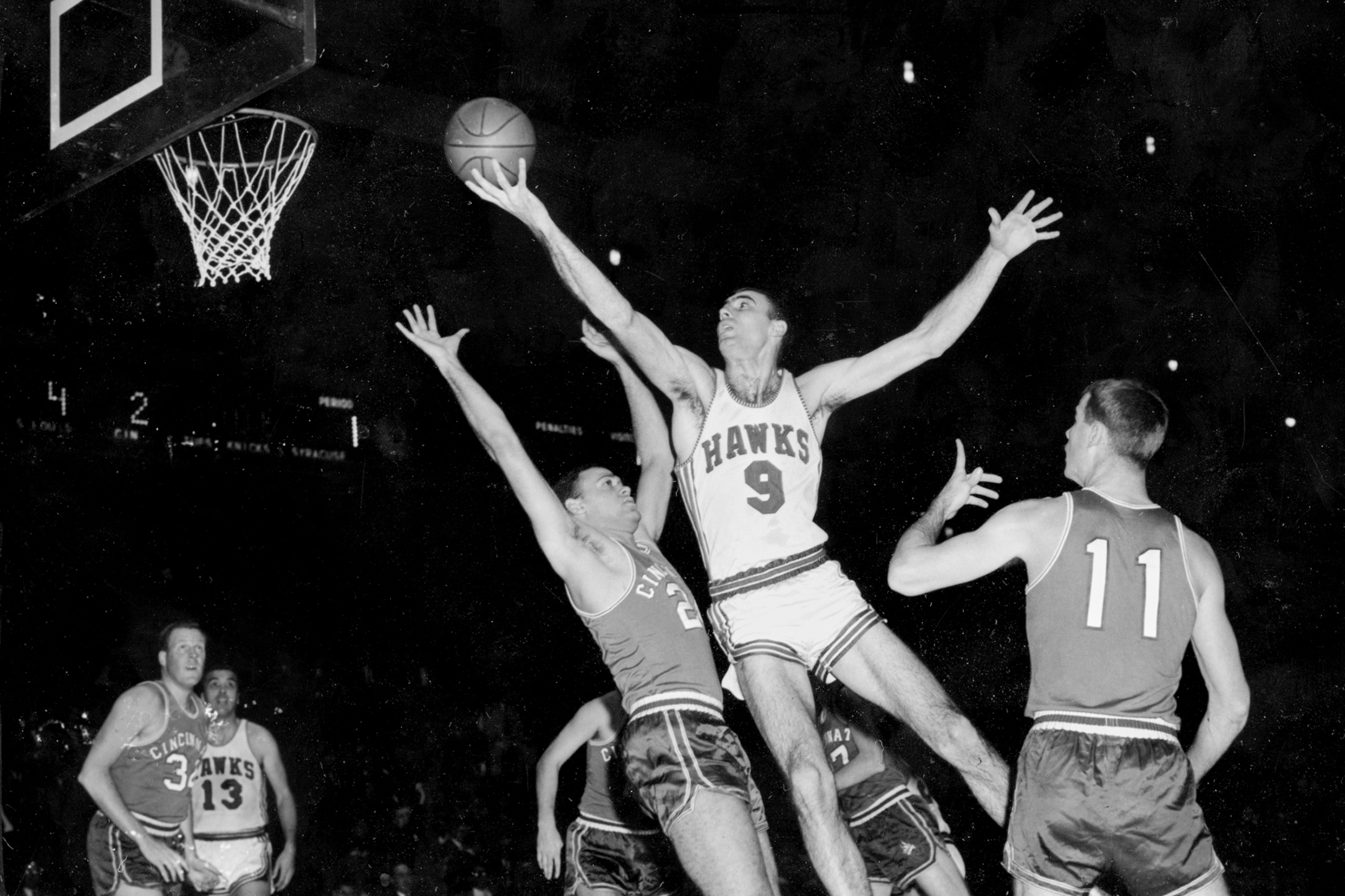 Bob Pettit jugando con los Hawks en 1957.