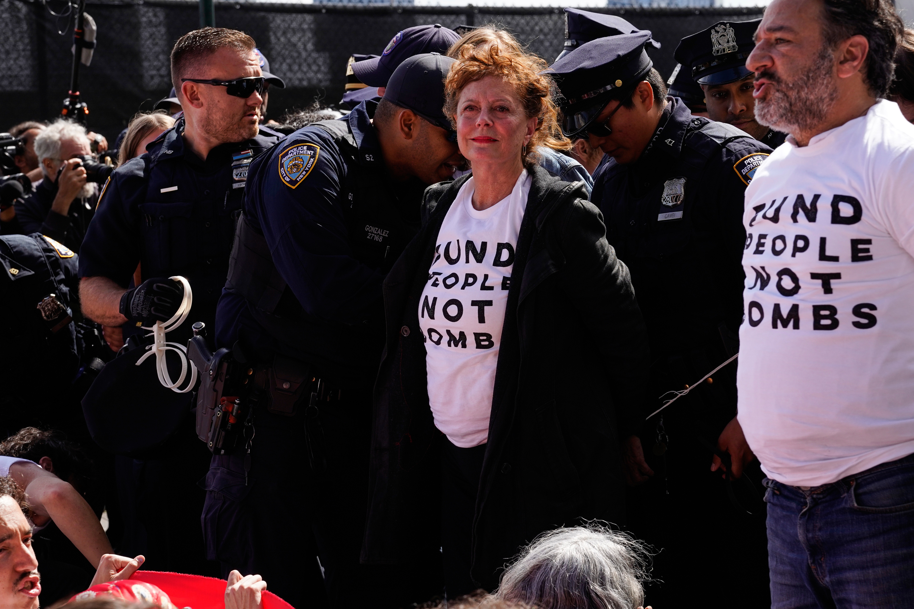 Momento en el que dos polic�as ponen las esposas a Susan Sarandon.