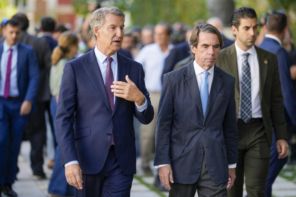 Alberto Núñez Feijóo y José María Aznar, este viernes, en la clausura del Campus Faes 2026.