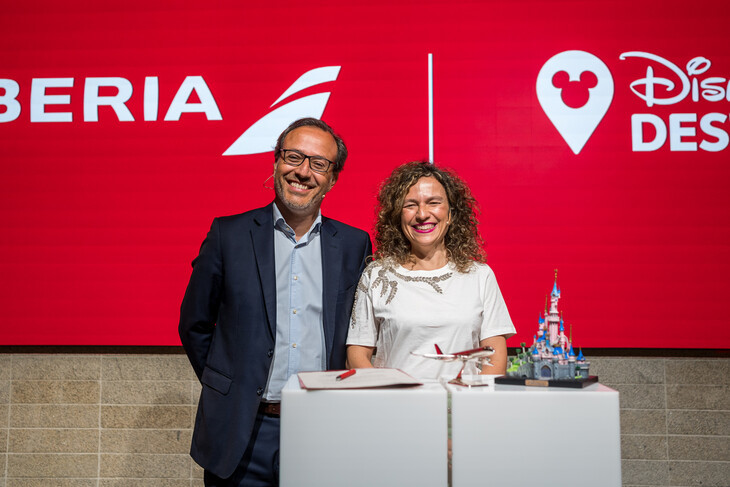Tiago Santos, de Disney Destinations, y Mar�a Jes�s L�pez Salas, de Iberia, en la firma de la renovaci�n.