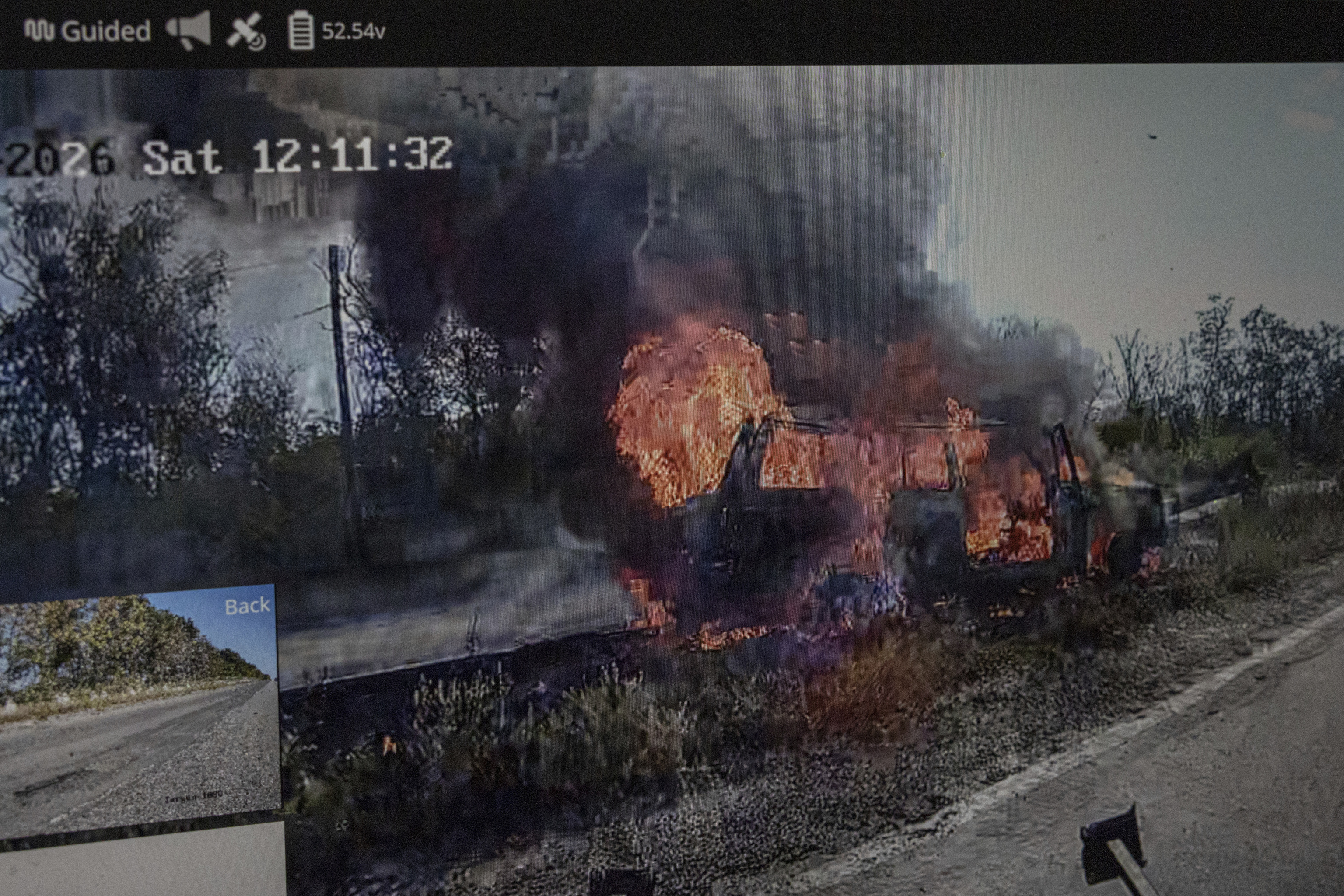 Un vehículo arde en la carretera a Druzhkivka.