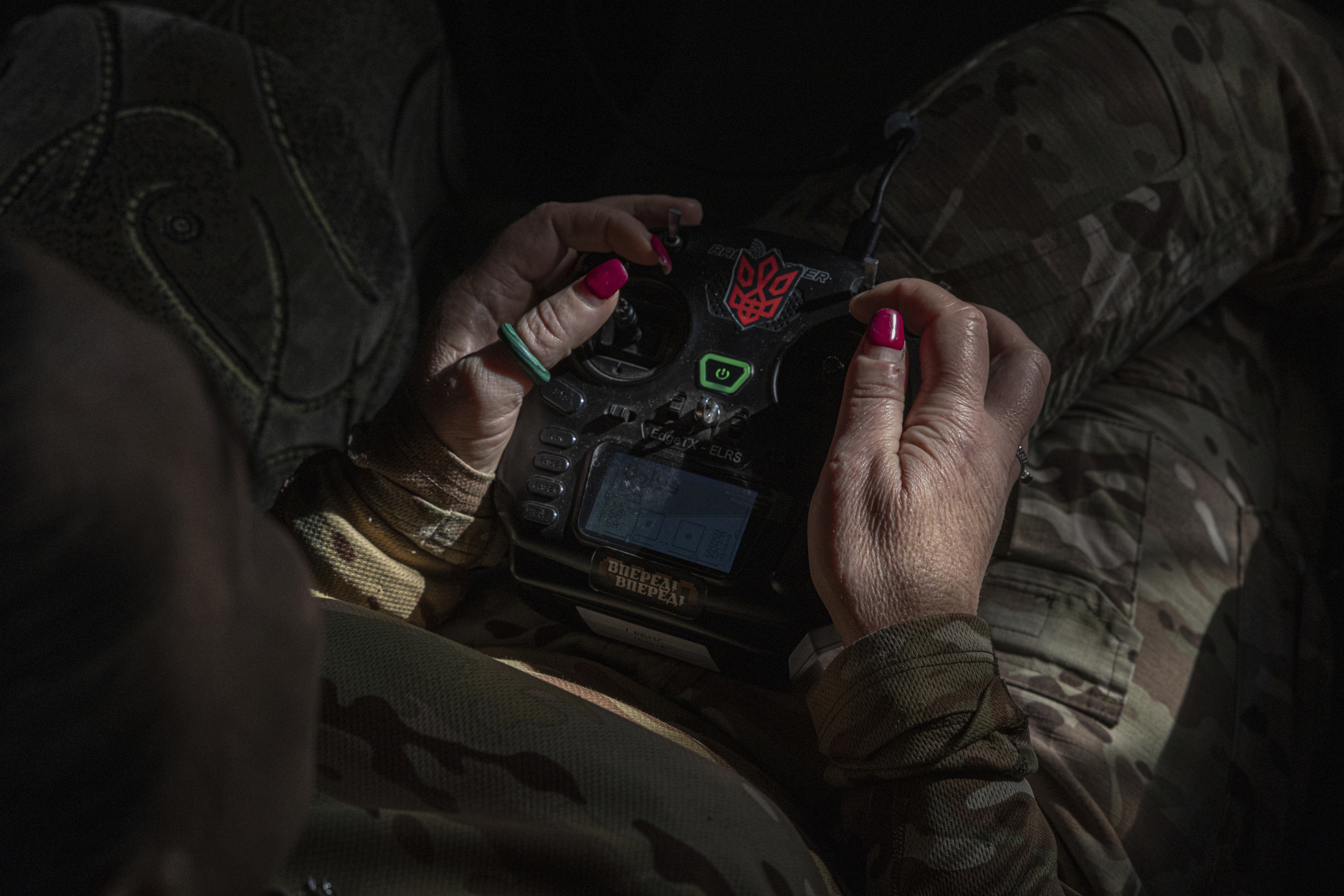 Una soldado maneja un UGV.