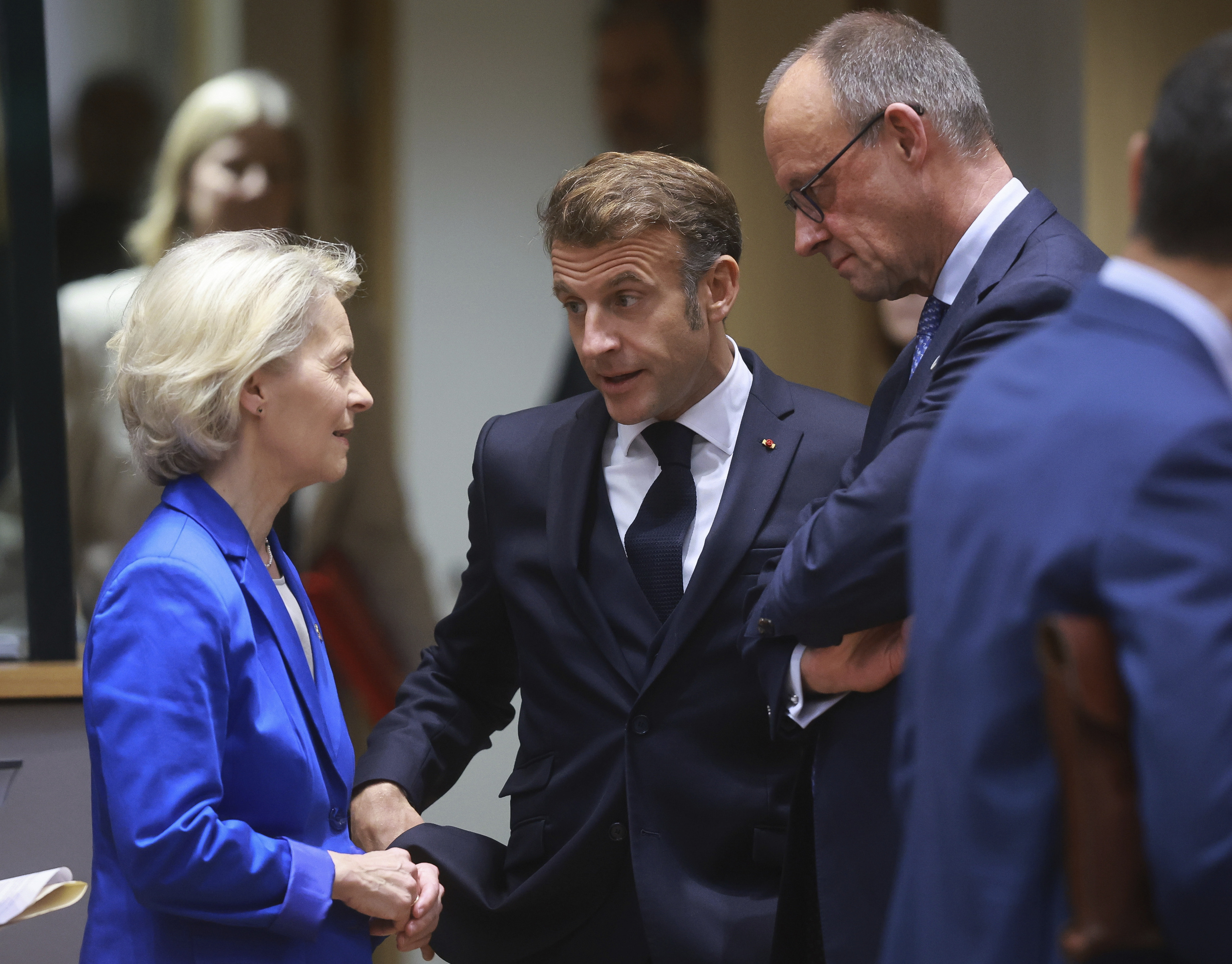 Von der Leyen junto a Macron y Merz, en Bruselas.