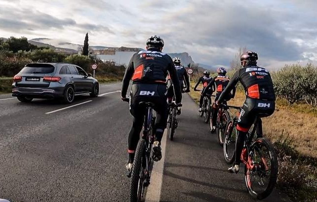 CICLISTAS. Para adelantarles, habrá que reducir la velocidad en 20 km/h sobre el límite de la vía, además de guardar 1,5 m de distancia lateral. En ciudad, podrán ir por el centro del carril, en calles de 30 km/h ir en los dos sentidos y el coche que va detrás tendrá que separarse cinco metros de ellas
