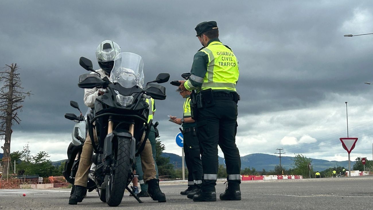 MOTOS Y CICLOMOTORES. Sus usuarios deberán llevar guantes de protección en carretera y calzado cerrado en todo tipo de vías (adiós chanclas). Las motos, en atasco, podrán usar el arcén, sin pasar de 30 km/h.