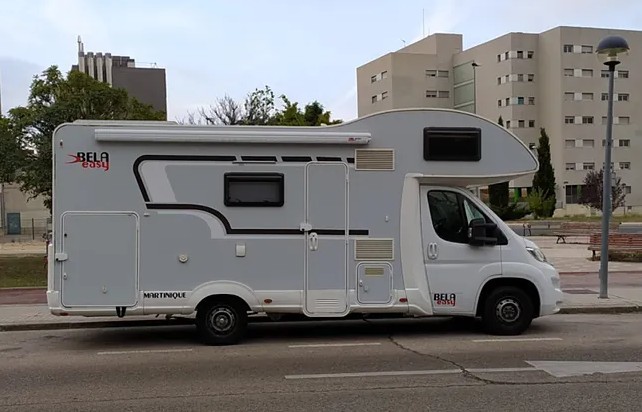 AUTOCARAVANAS. Siempre que no viertan fluidos, desplieguen elementos como toldos y descansen sobre los neumáticos, podrán aparcar como el resto de los vehículos, sin que se las pueda discriminar.